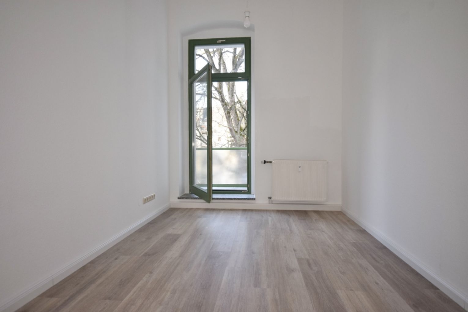 NEU gestaltetete 2-Raum Mietwohnung • Balkon • Kaßberg • Dusche • Aufzug • neues Laminat • sonnig