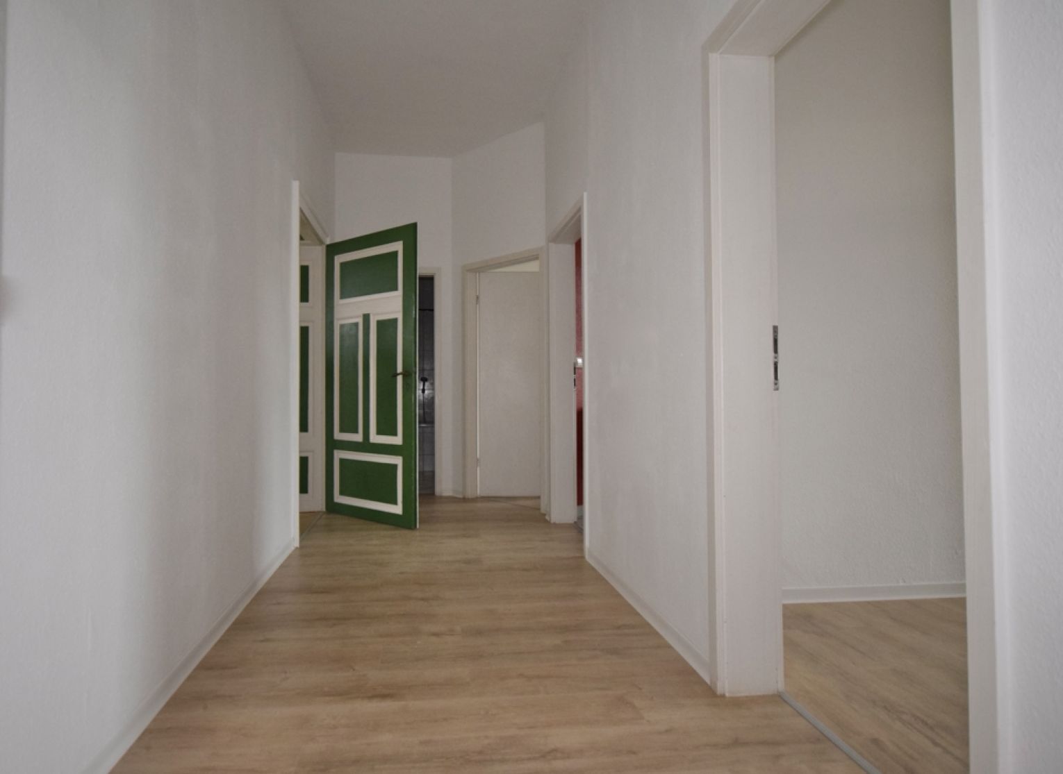 3-Raum Wohnung • Einbauküche • großer Balkon • Bad mit Wanne • neues Laminat • Zentrum • in Chemnitz