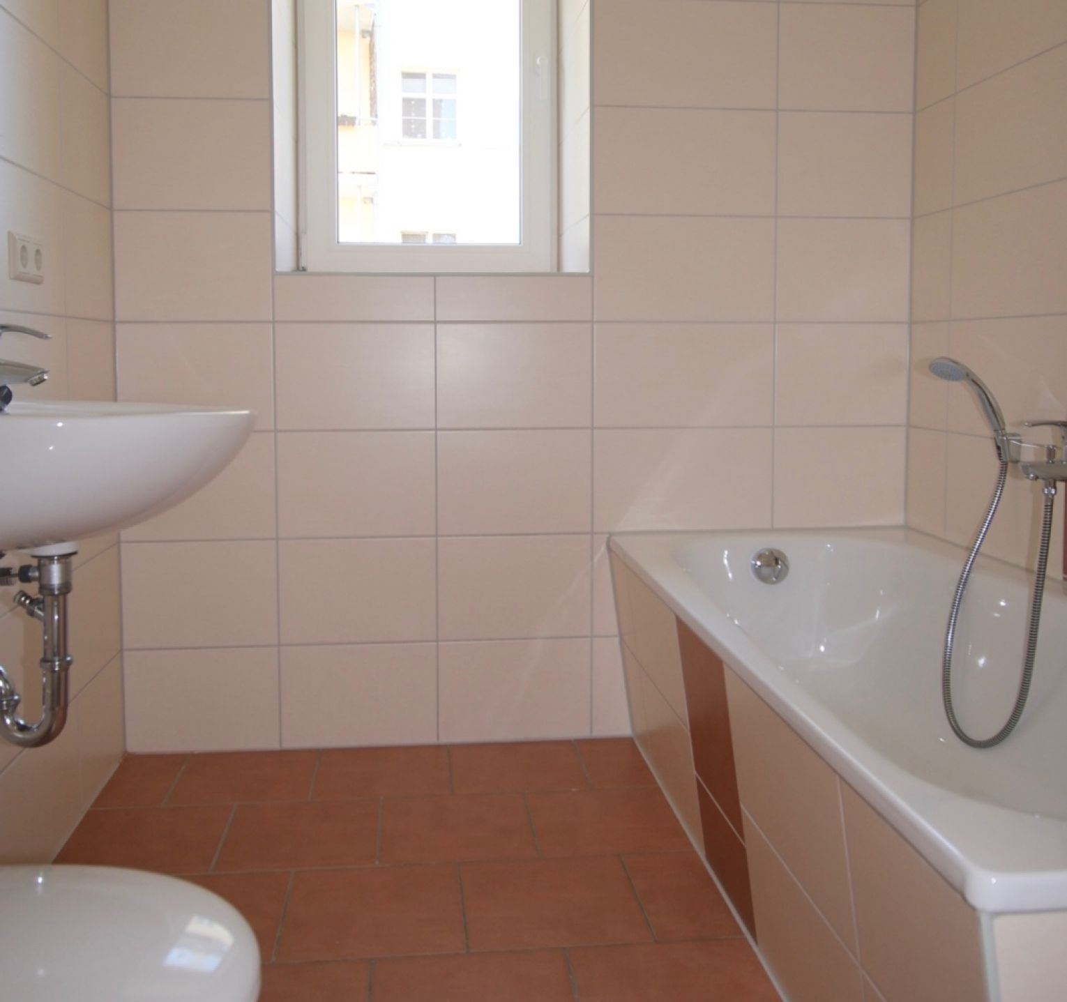 3 Zimmer • Südbalkon • Neues Laminat • Hochparterre • Stellplatz • Fussbodenheizung • Stellplatz