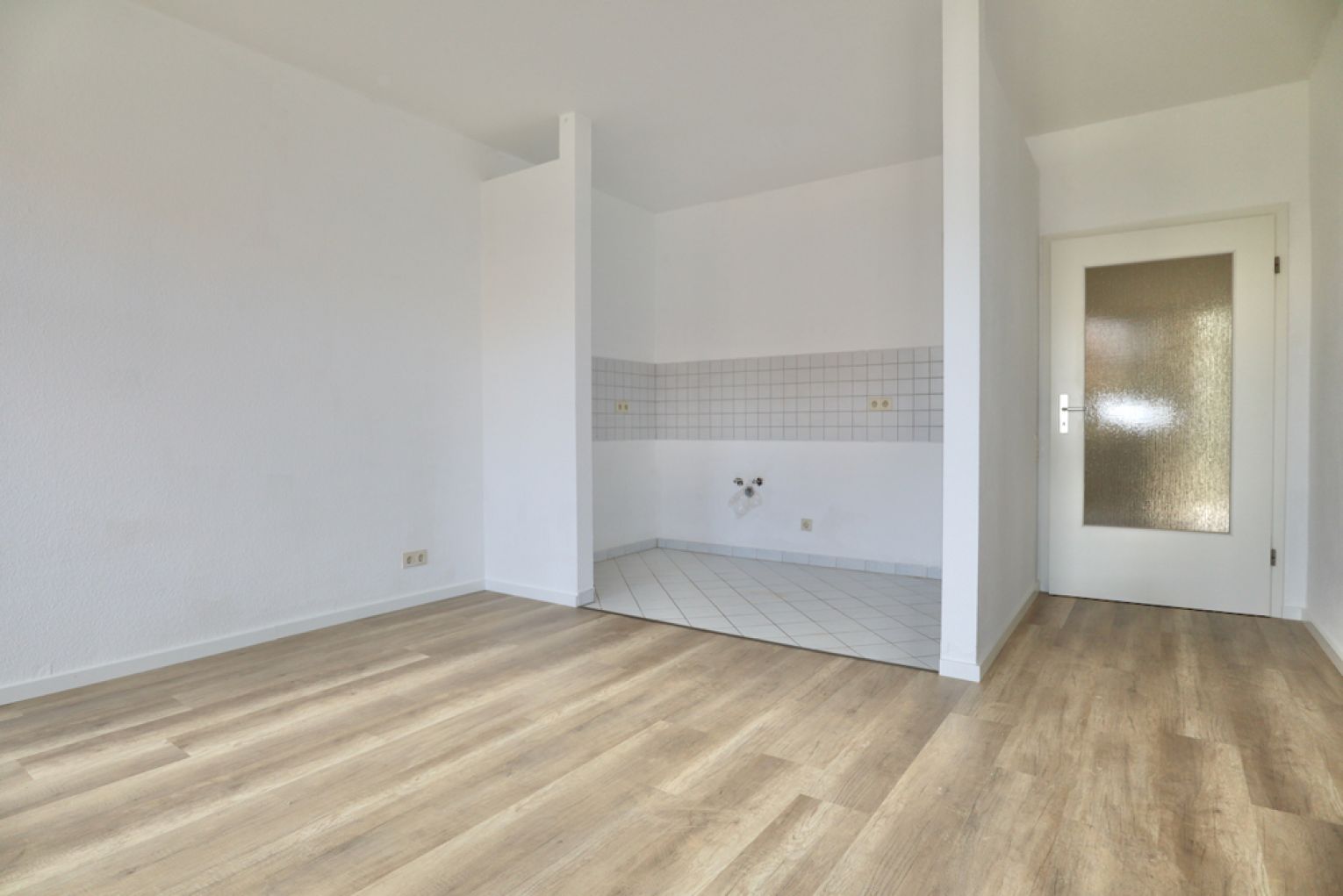 2 Zimmer • NEUES Laminat • Balkon  • Einbauküche • Hilbersdorf • zentral aber ruhig • jetzt mieten