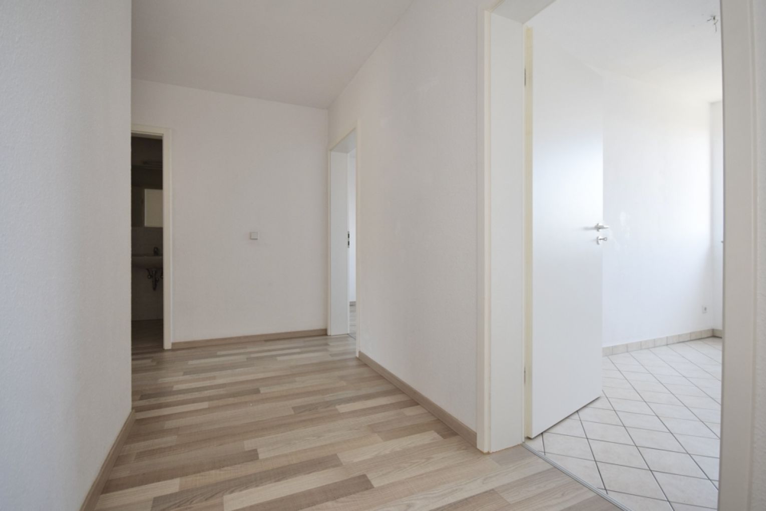 2-Raum Wohnung • Balkon •  Bad mit Wanne • modernes neues Laminat • Lift • Sonnenberg • jetzt mieten