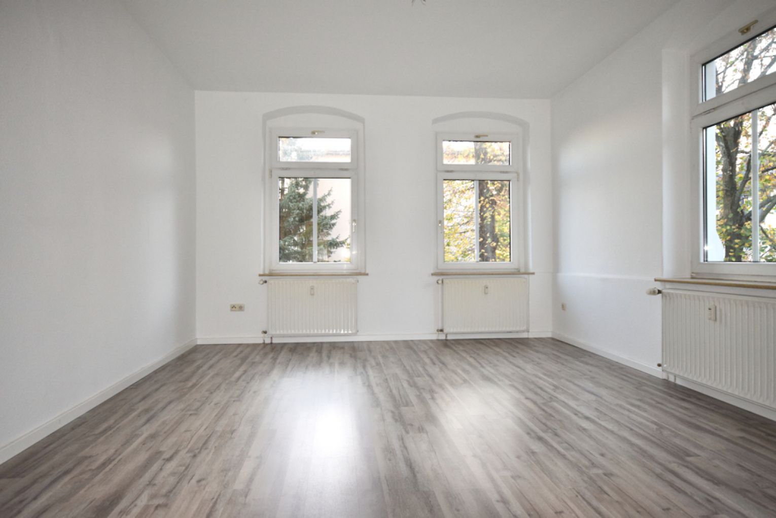 Ebersdorf • jetzt reservieren • Einbauküche • 2-Zimmer Mietwohnung • mit grünen Innenhof • Balkon