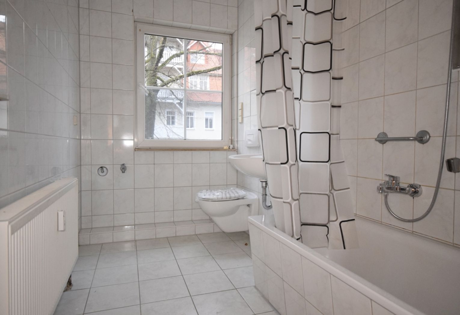 Ebersdorf • 2-Zimmer • Sonnenbalkon • Laminat • Stellplatz • Bad mit Fenster und Wanne