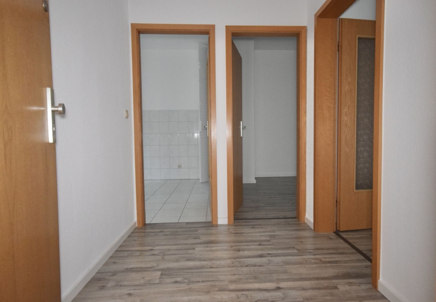 Ebersdorf • 2-Zimmer • Sonnenbalkon • Laminat • Stellplatz • Bad mit Fenster und Wanne