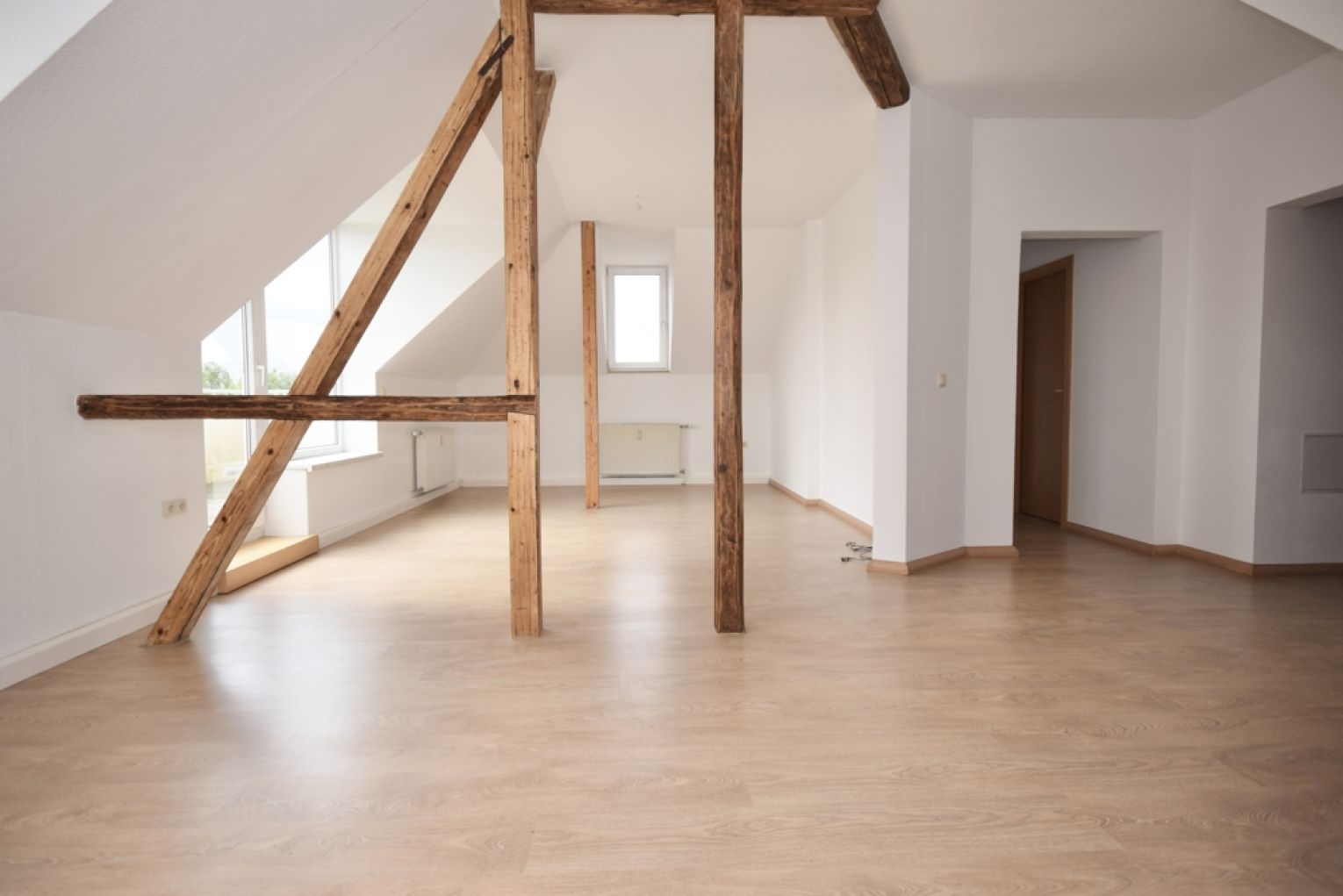 HERRLICH • 4 Zimmer • Dachgeschoss • Balkon • Einbauküche • Stellplatz • Garten • SAUNA • TOP !