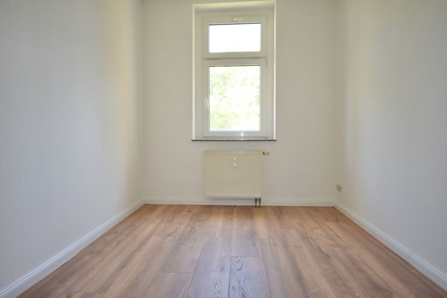 3-Zimmer • zur Miete • in Chemnitz • Balkon • ruhige Lage • Einbauküche • modernes Laminat • Termin