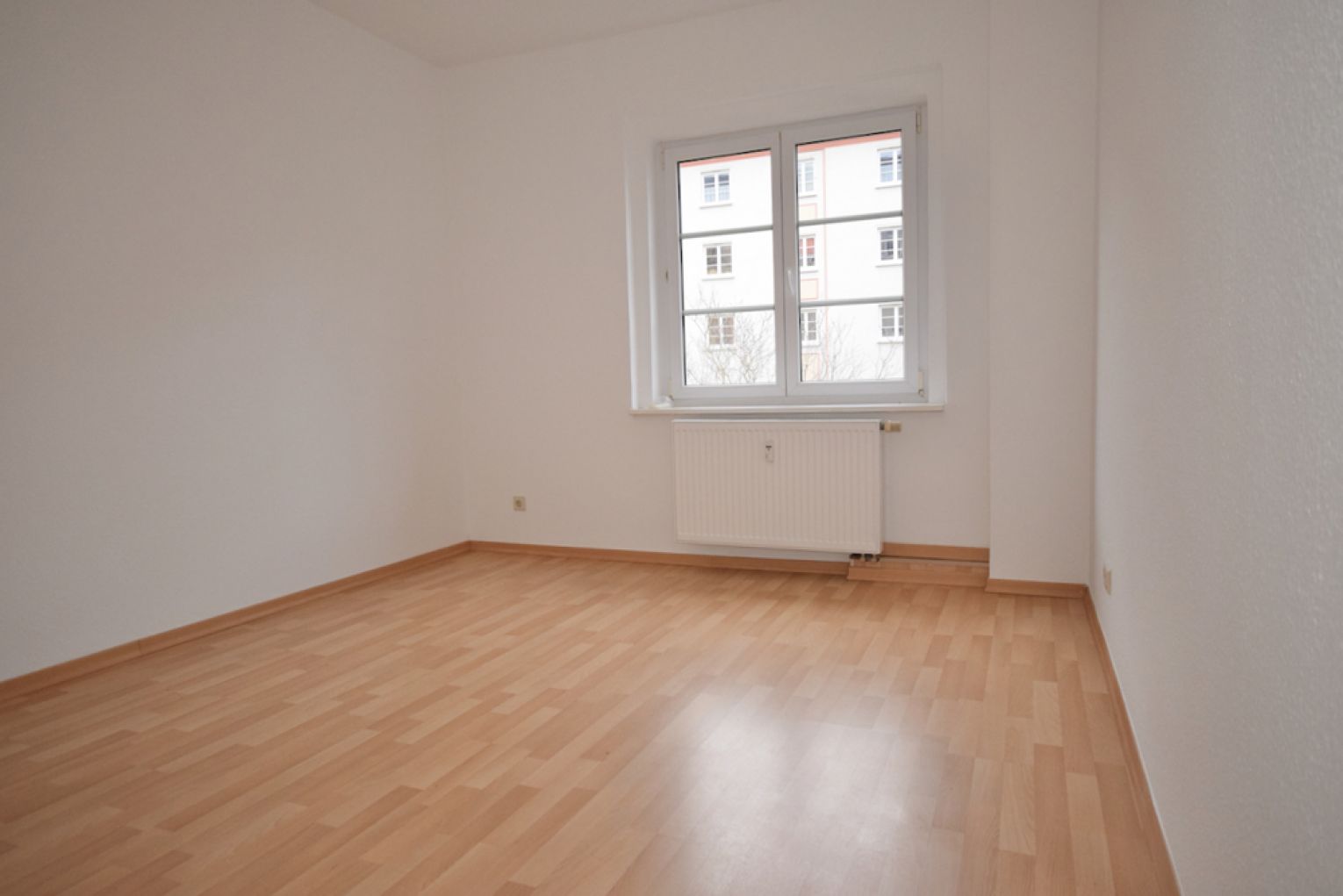 3-Zimmer Wohnung • Laminat • Tageslichtbad mit Wanne • Erdgesschoss • Kaßberg • Termin vereinbaren!