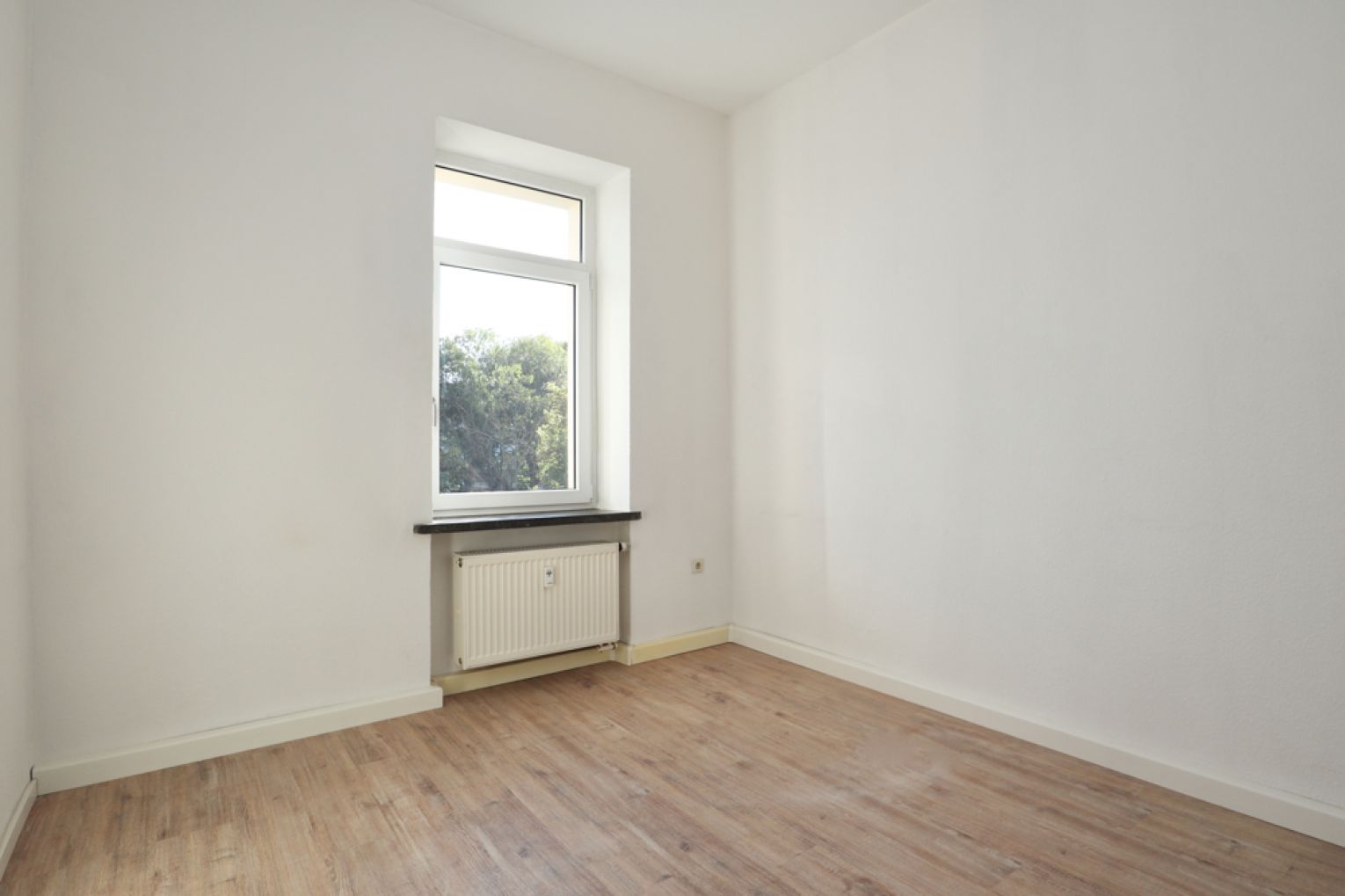 2-Raum Wohnung in Chemnitz • Stellplatz • Balkon • Wanne • Einbauküche • Lutherviertel • ruf an!