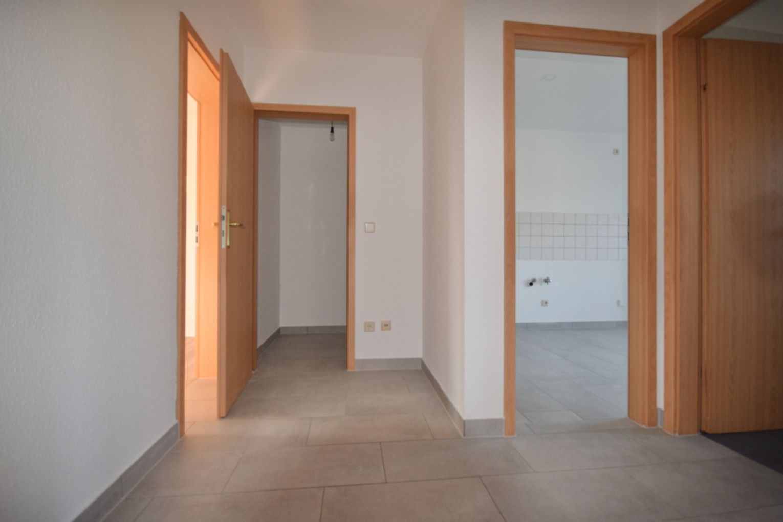 2 Zimmer • Tageslichtbad mit Wanne • Balkon • Laminat • Küche mit Glasloggia • Abstellraum • ruhig