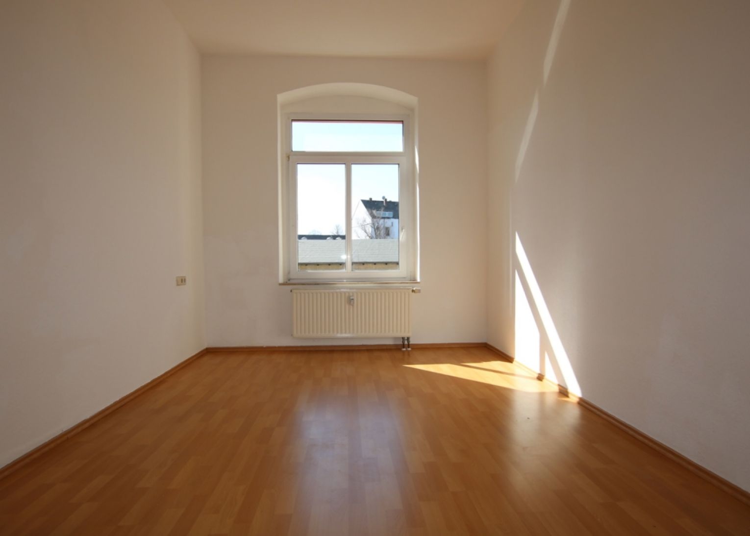 Mieten • 2 Zimmer • Einbauküche • Tageslichtbad mit Wanne • Laminatboden • Schlosschemnitz