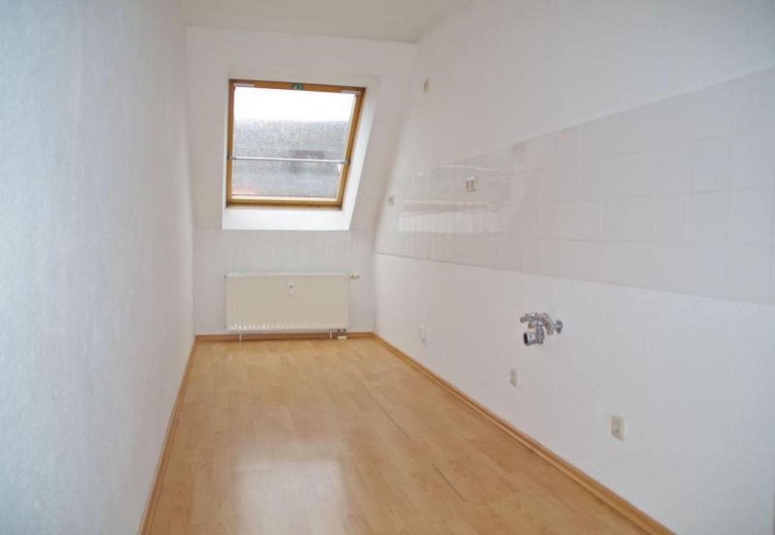 1-Zimmer Apartment • Tageslichtbad mit Wanne • Nah beim BRÜHL-BOULEVARD • Dachgeschoss • Einbauküche