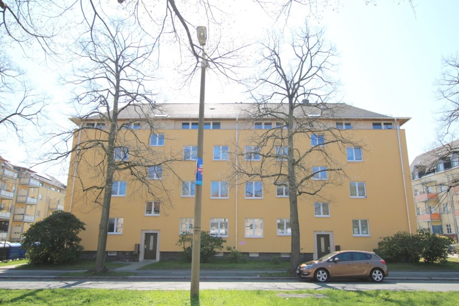 3 Zimmer • Südbalkon • Neues Laminat • Hochparterre • Stellplatz • Fussbodenheizung • Stellplatz