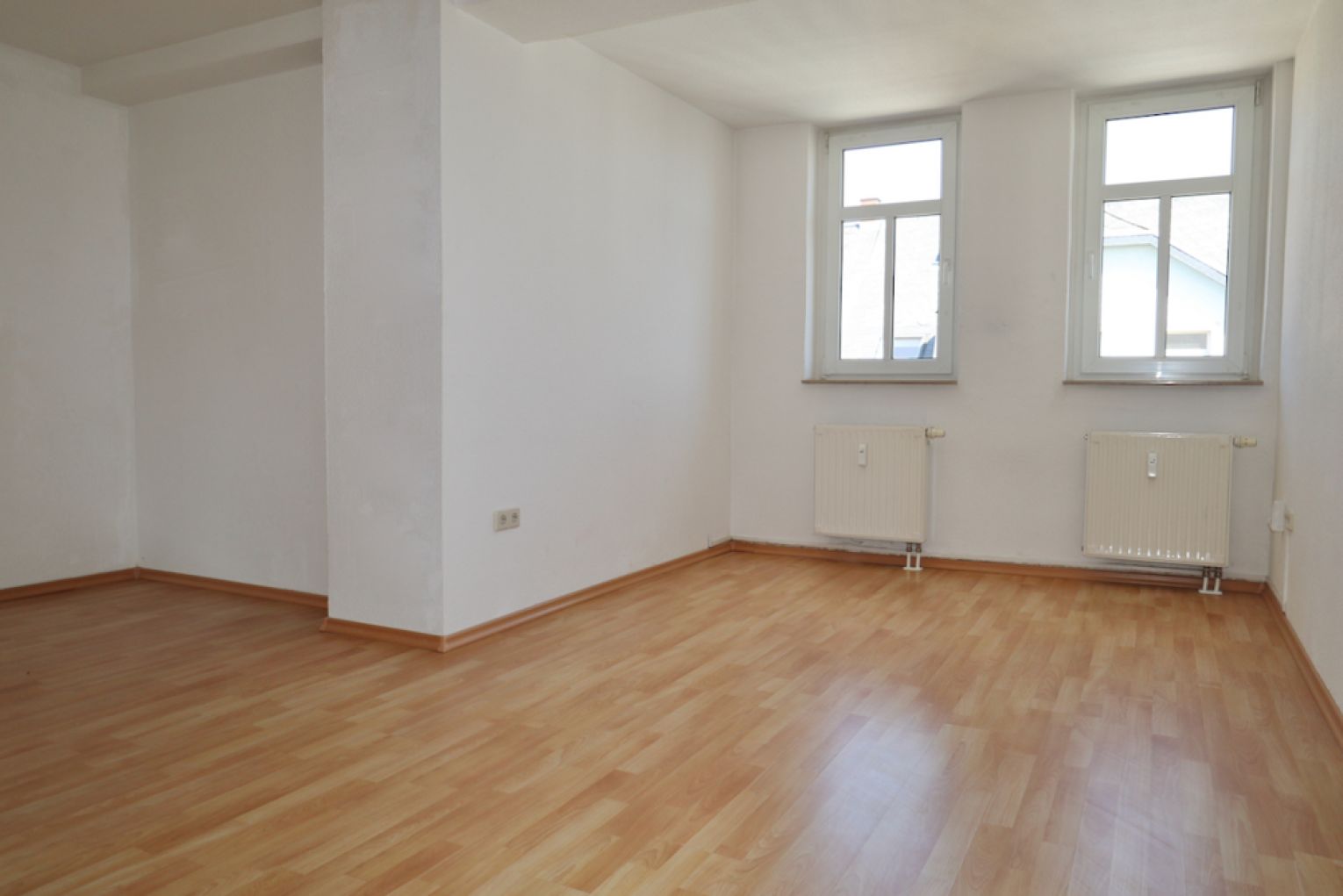 Stellplatz • 2 Zimmer • Balkon • Einbauküche • Laminat • TOP-Grundriss • Tageslichtbad mit Wanne