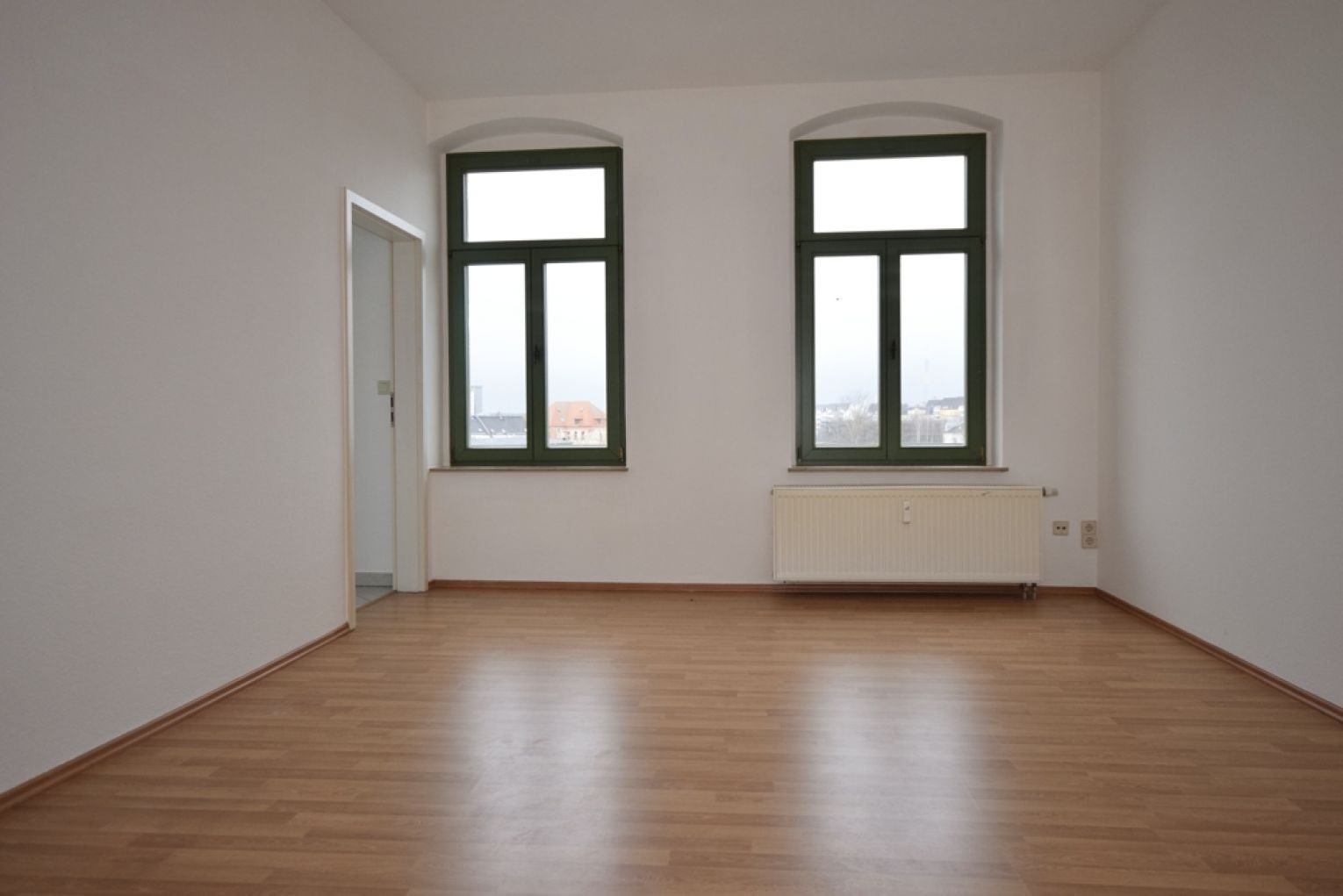 4-Raum-Wohnung • großer Balkon • 2 Bäder mit Wanne • neues Laminat • Zentrum • ruhige Lage