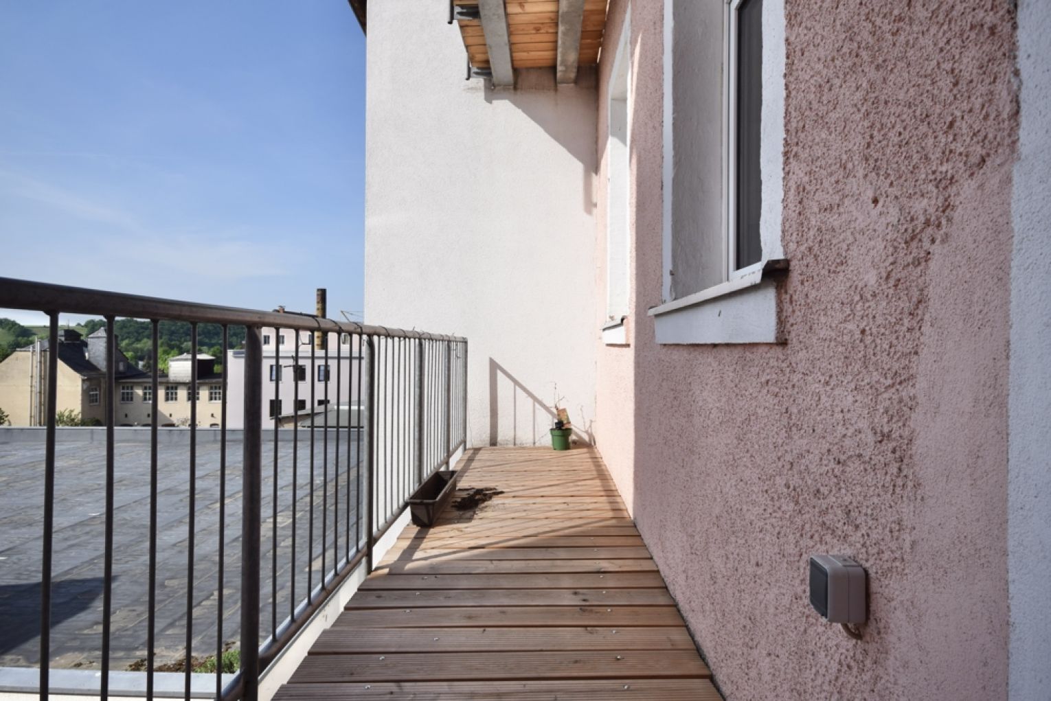 4-Raum • Frankenberg • Balkon • Haus mit Lift • Bad mit Wanne und Fenster • neues Laminat • Chic