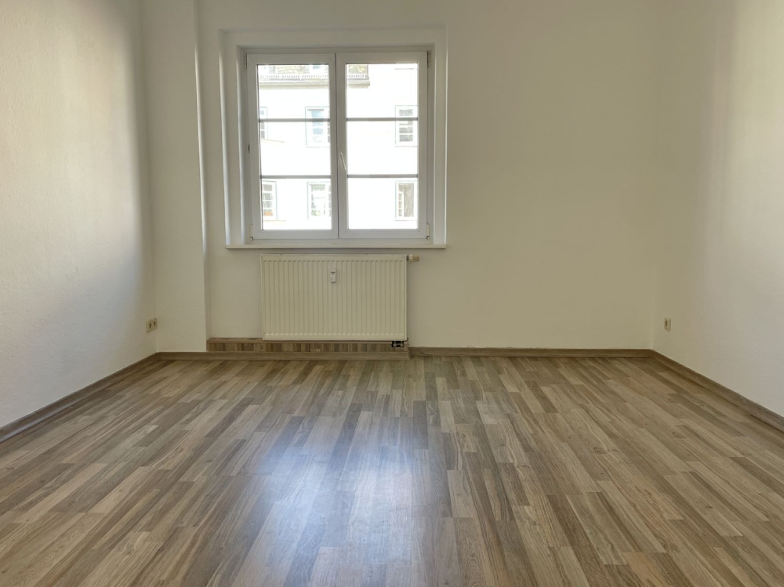 Kaßberg • 3-Zimmer • Sonnenbalkon • Tageslichtbad • Laminat • Stellplatz • Anschauen!?