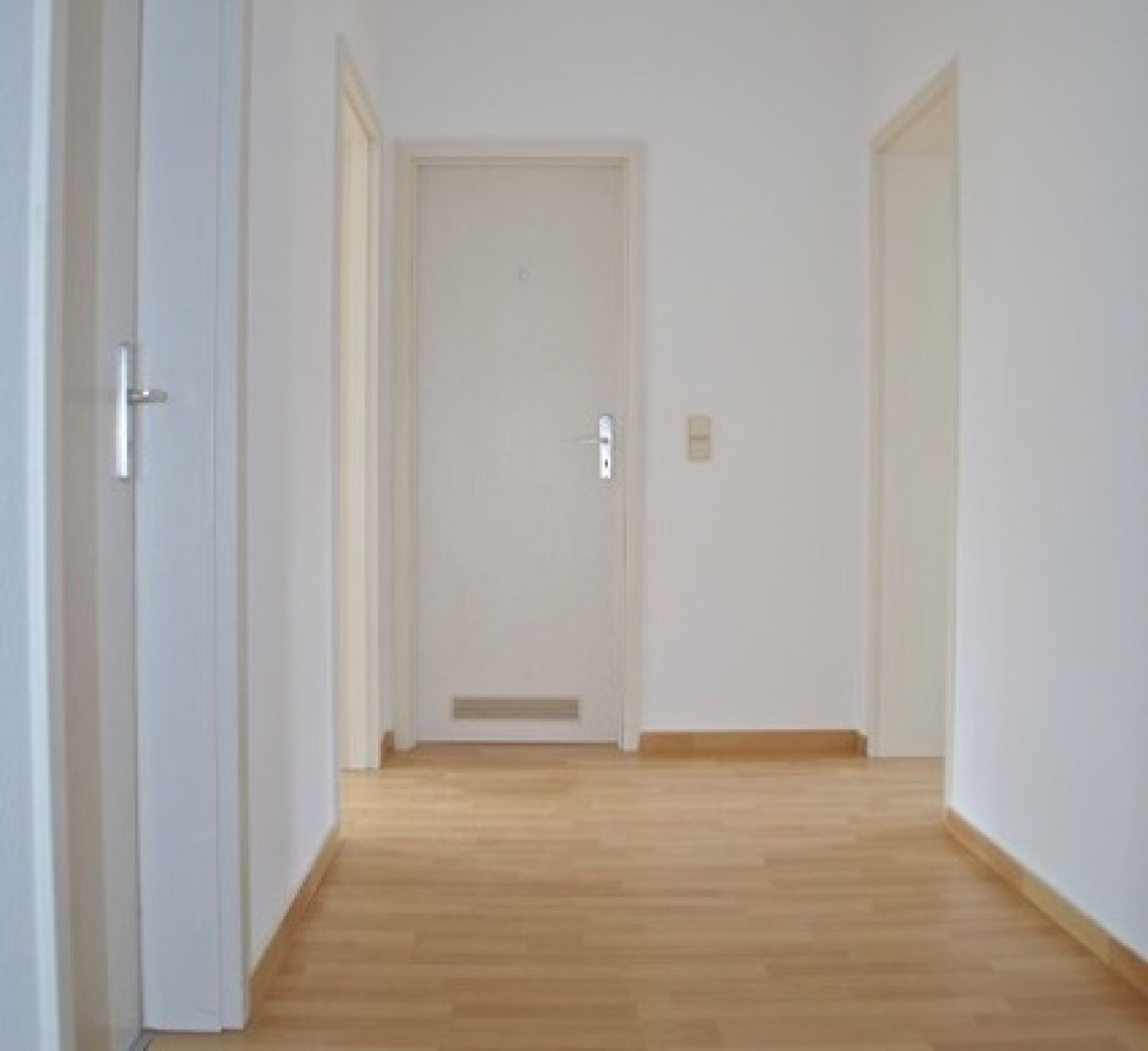 Große Einbauküche • Balkon • zentrale Lage • Grillplatz • modernes Laminat • Wanne • 2 Zimmer • TOP