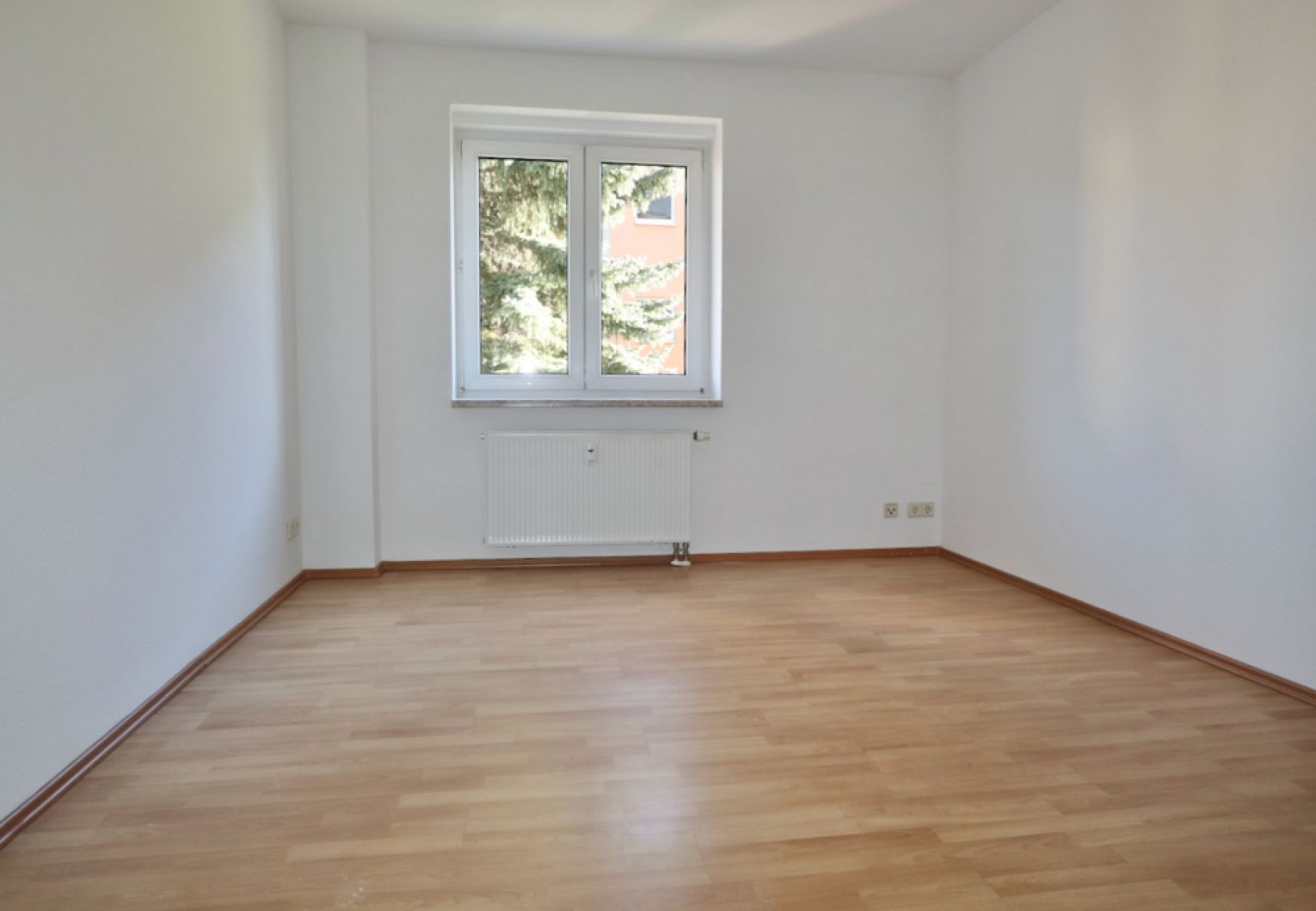 2-Raum • Balkon • neues Laminat • grüne Umgebung • am Heimgarten • Bad mit Fenster & Wanne