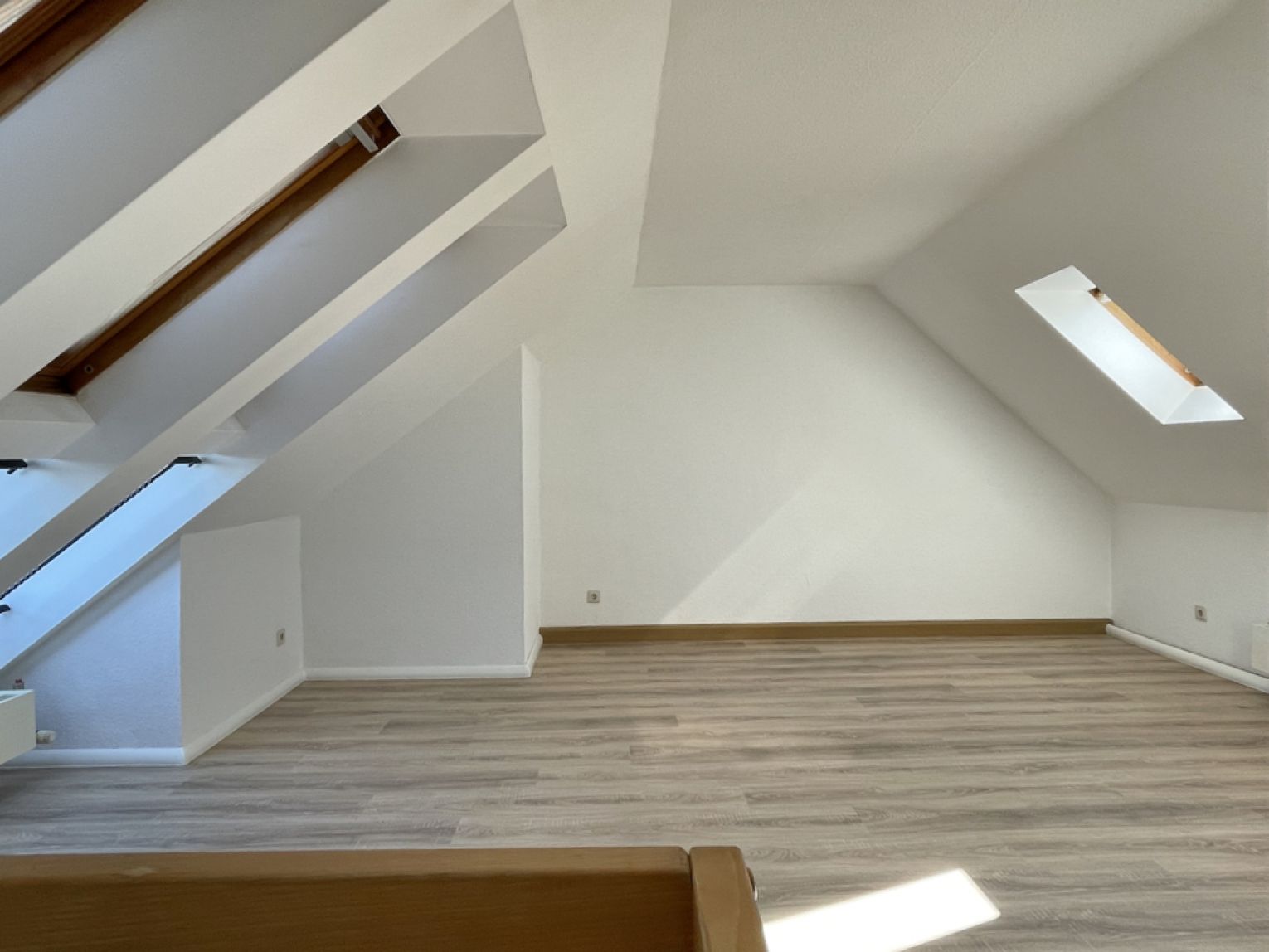 3-Zimmer • Maisonette • Bad mit Wanne • Sonnenbalkon • Fahrstuhl • neues Laminat • Hausgarten