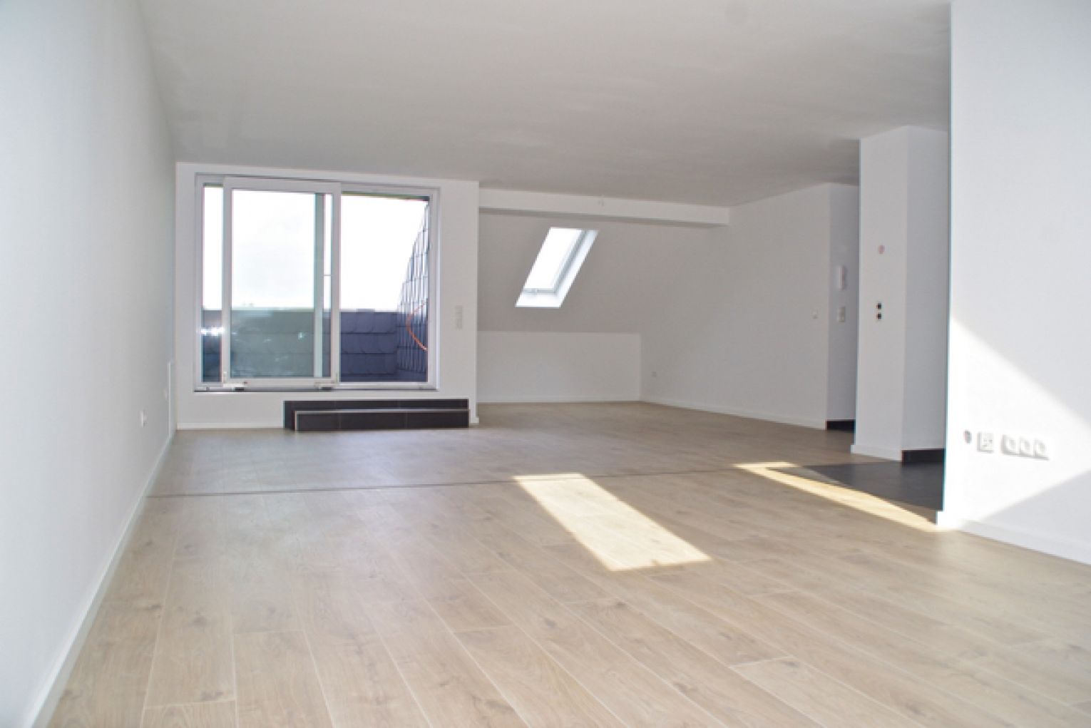 moderne 4 Zimmer • moderner Grundriss • Balkon • TOP Hausgemeinschaft • Grillecke • EBK • Stellplatz