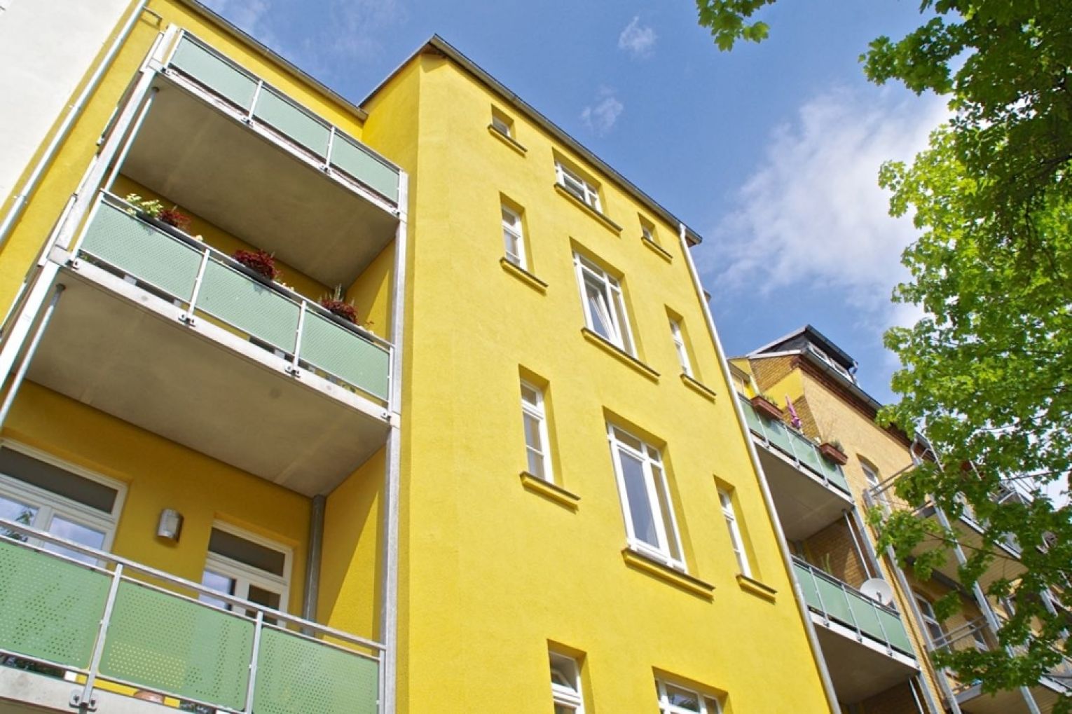 TOP! • 2 Raum • modern saniert • Bodenheizung • Balkon • Bad mit Wanne und Dusche • Denkmalobjekt!