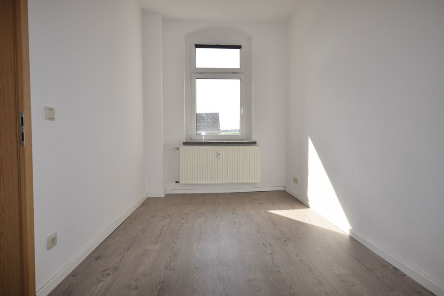 4-Raum • Frankenberg • Balkon • Haus mit Lift • Bad mit Wanne und Fenster • neues Laminat • Chic