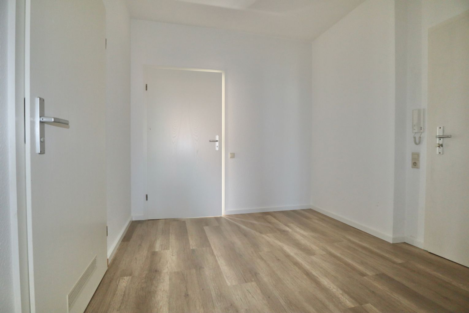 2 Zimmer • NEUES Laminat • Balkon  • Einbauküche • Hilbersdorf • zentral aber ruhig • jetzt mieten