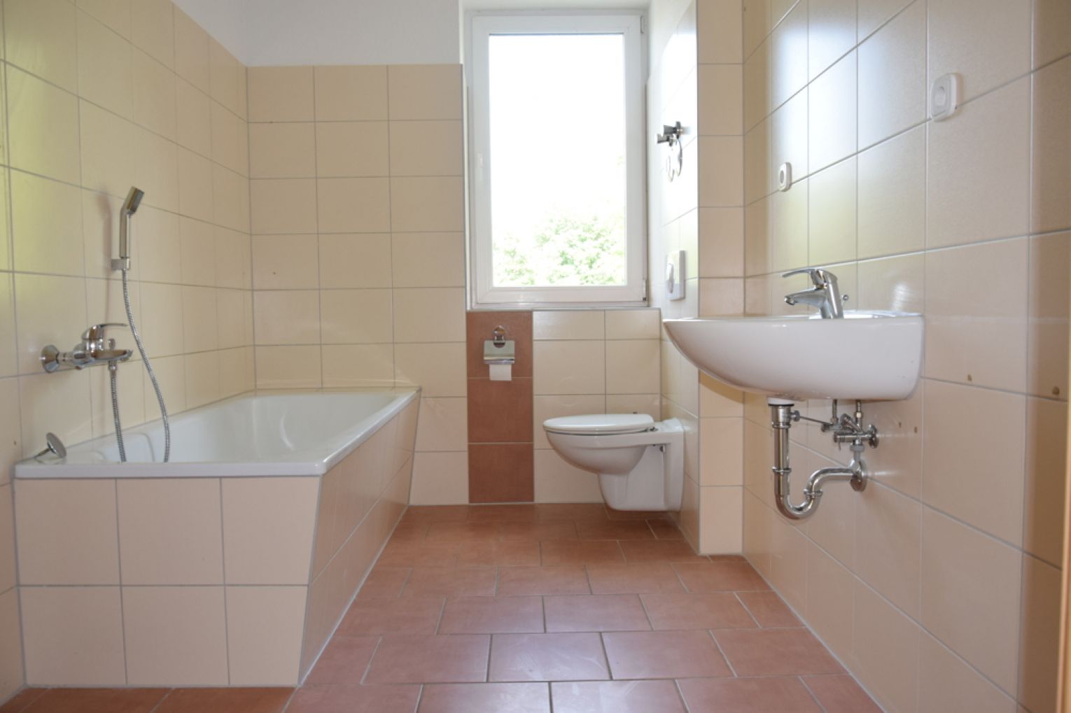 4 Zimmer • Südbalkon • Laminat • Stellplatz • Fussbodenheizung • Bad mit Fenster & Wanne • mieten!?