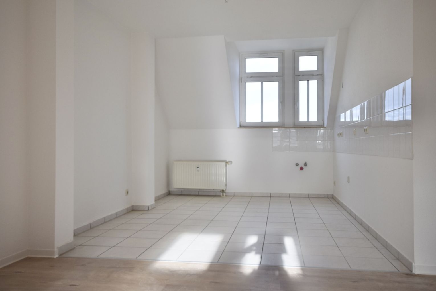 3 Zimmer • UNI-Nähe • 2 Bäder • Maisonette • neues Laminat und frisch gestrichen • bezugsfertig!