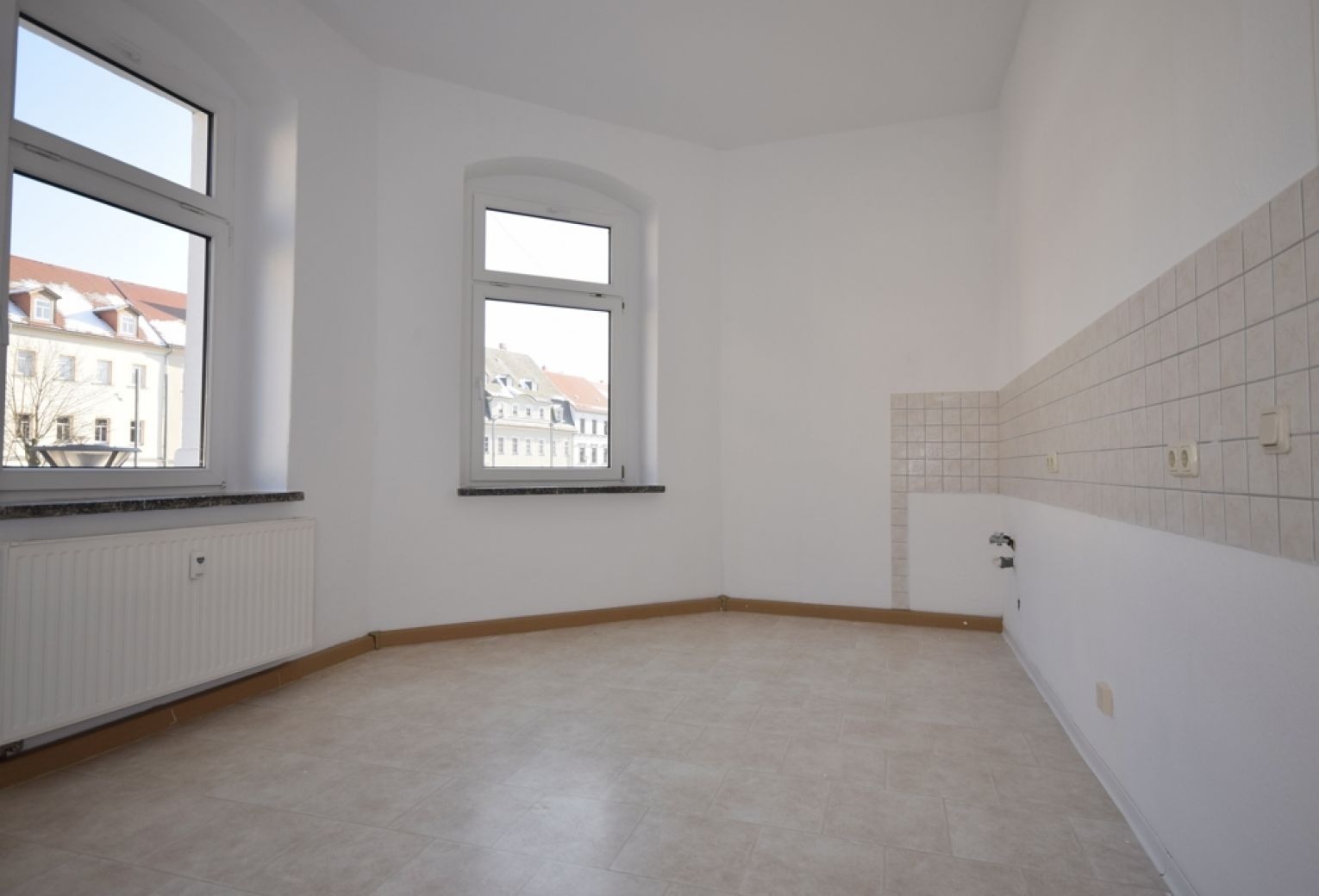 große 2 Zimmer Wohnung • Frankenberg • Haus mit Lift • Bad mit Wanne und Fenster • Wohnküche • Passt