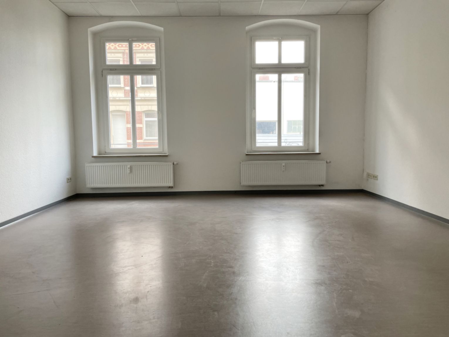 Kapitalanlage • Eigennutzung • Gewerberäume • 4-Raumwohnung • leerstehend • Terrasse • 3 Stellplätze