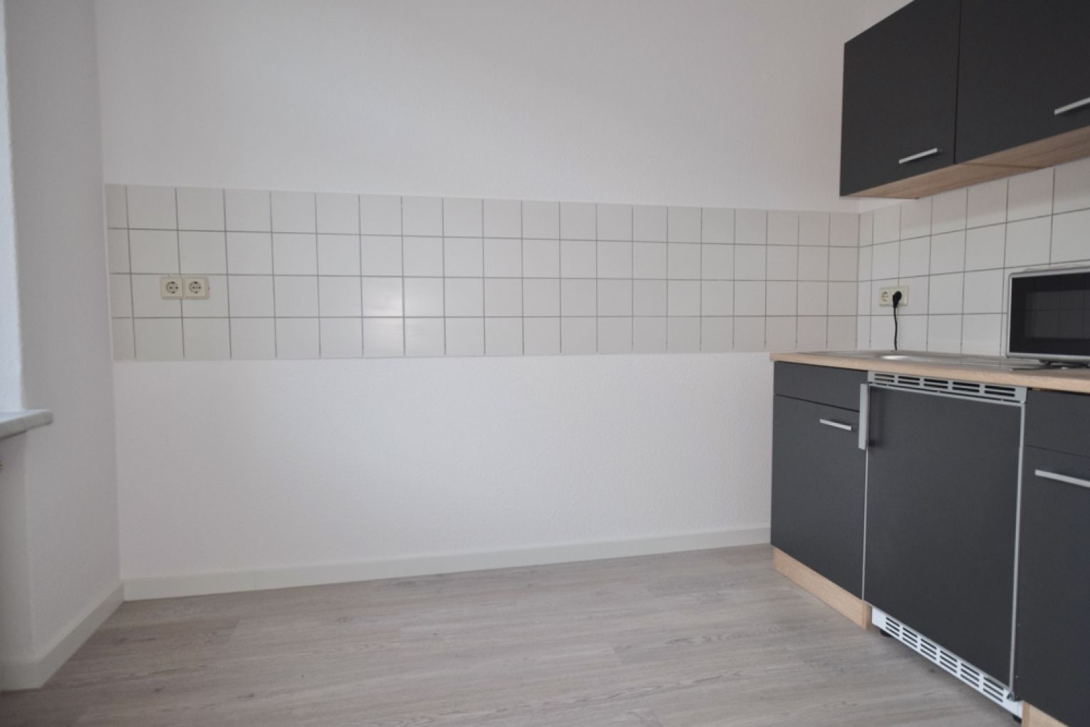 2-Raum Appartment • Einbauküche • Laminat • Bad mit Dusche • frisch renoviert • tolles Wohn-Konzept