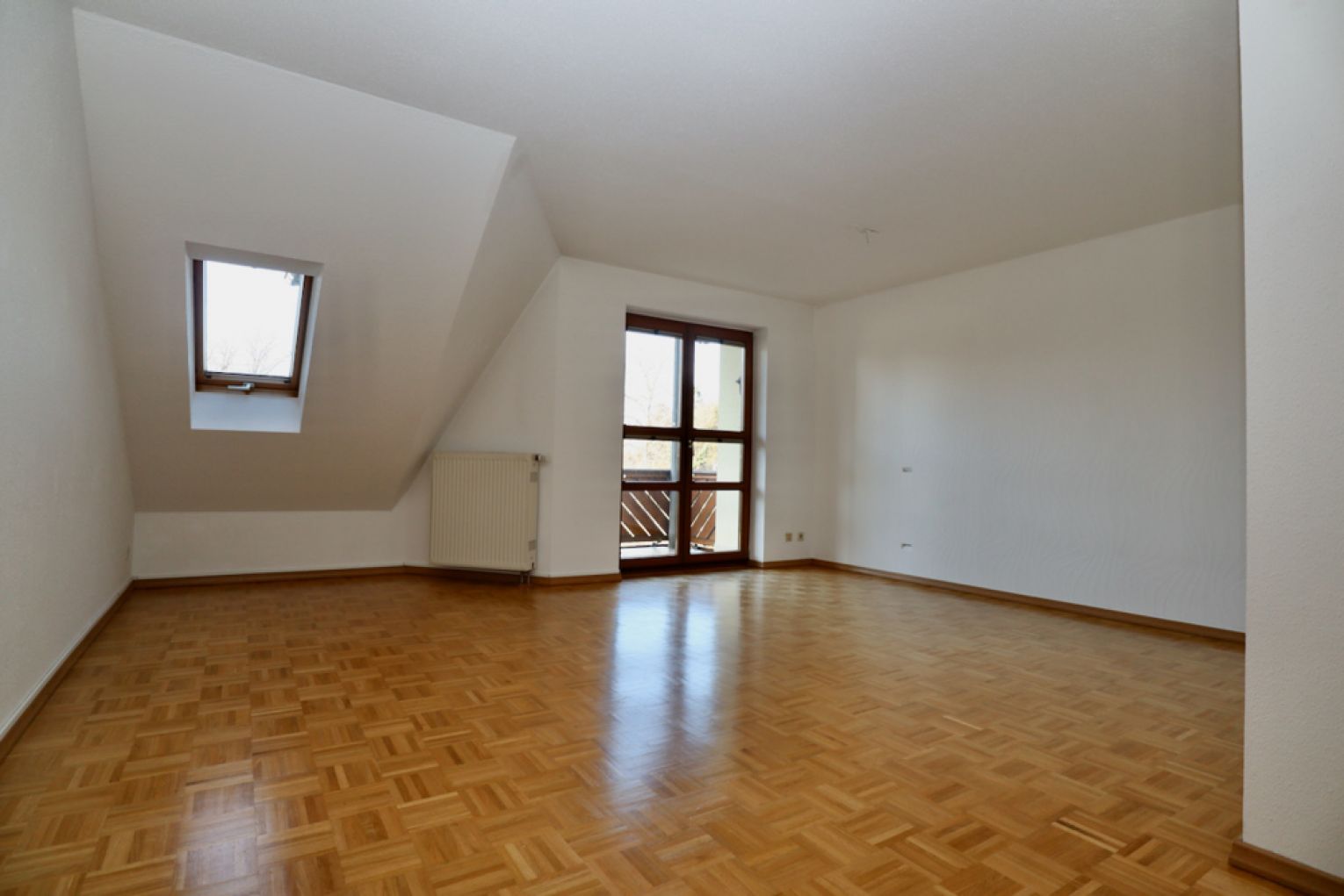 2 Zimmer • Dachgeschoss • in Rabenstein • Einbauküche • Balkon • Garage • jetzt mieten