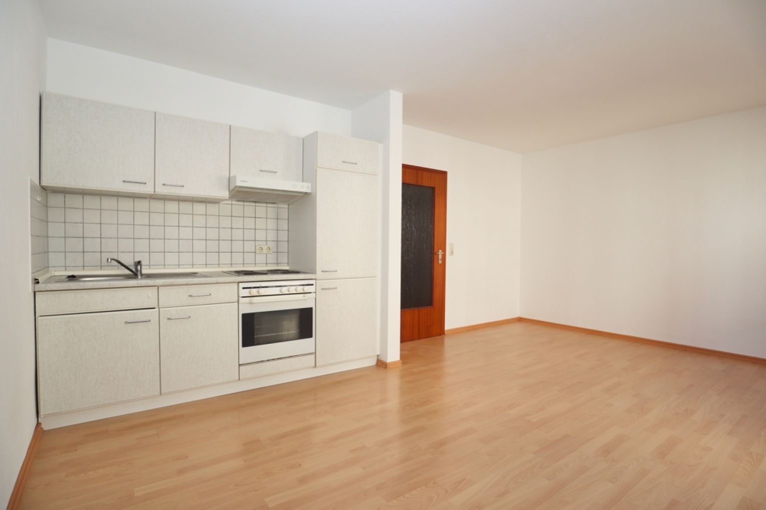 1-Zimmer • Chemnitz • Uni-Nähe • Einbauküche • Balkon • Studenten-Wohnung • Lutherviertel • ruf an