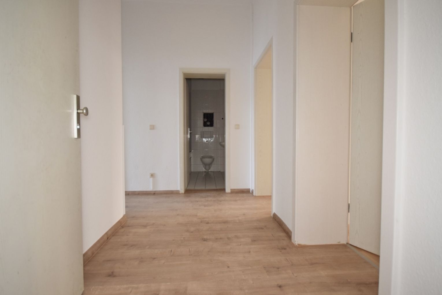 3 Zimmer • Sonnenbalkon • innenliegendes Bad mit Wanne • Laminat • Gablenz • Termin machen!?