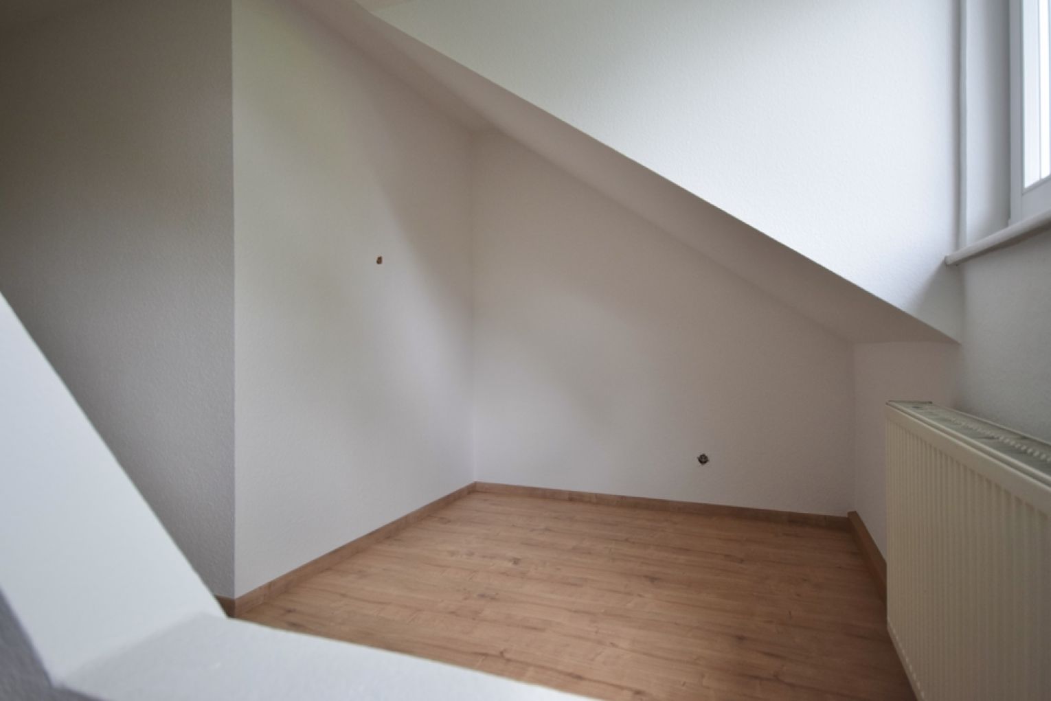 Dachgeschoss • Kaßberg • 2 Raum Apartment • Bad mit Dusche • neues Laminat • zur Miete • Kaßberg