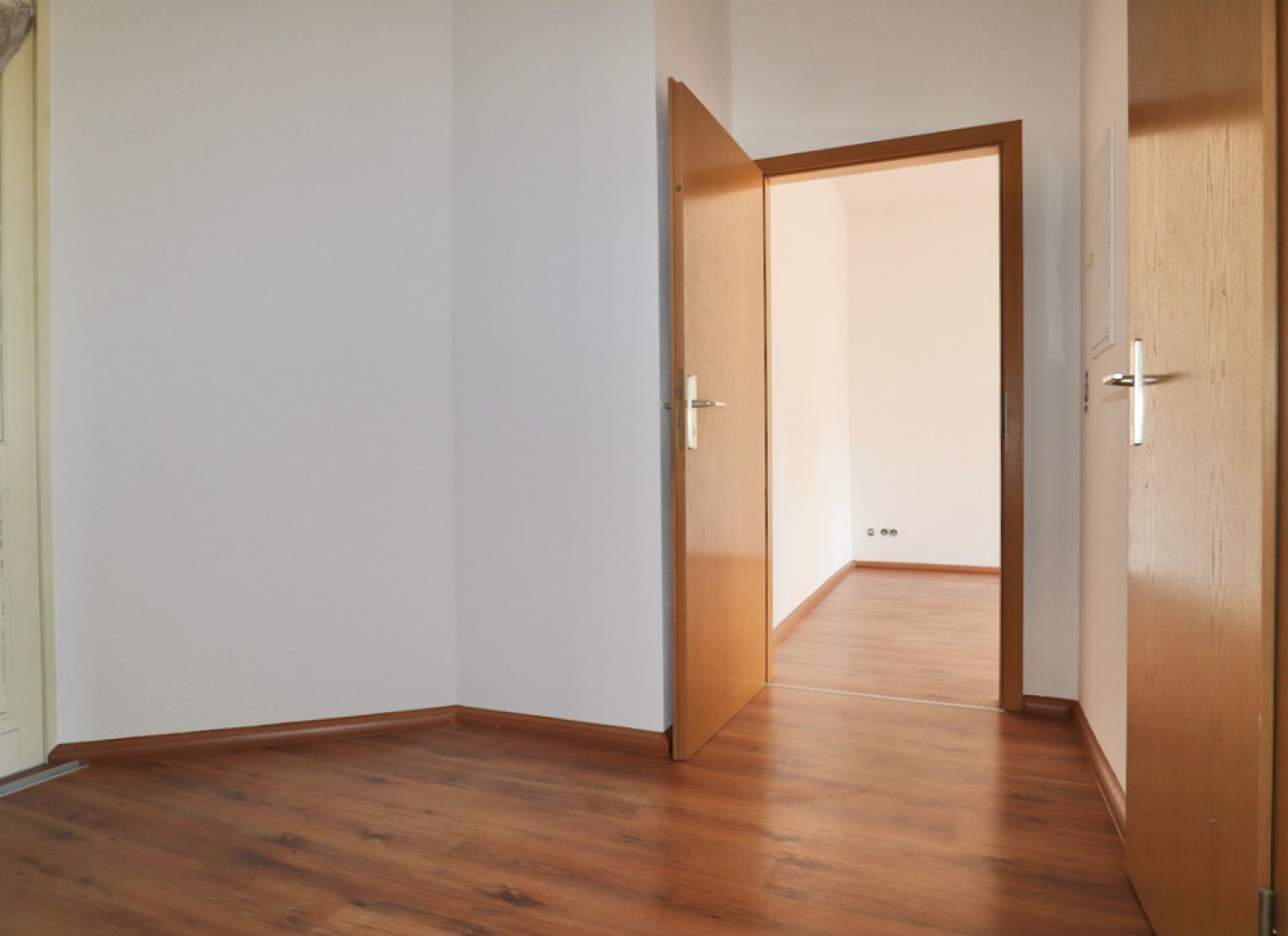 2-Zimmer Wohnung • Laminat • Einbauküche • Bad mit Wanne • Sonnenberg • zur Miete • hell • Anrufen!