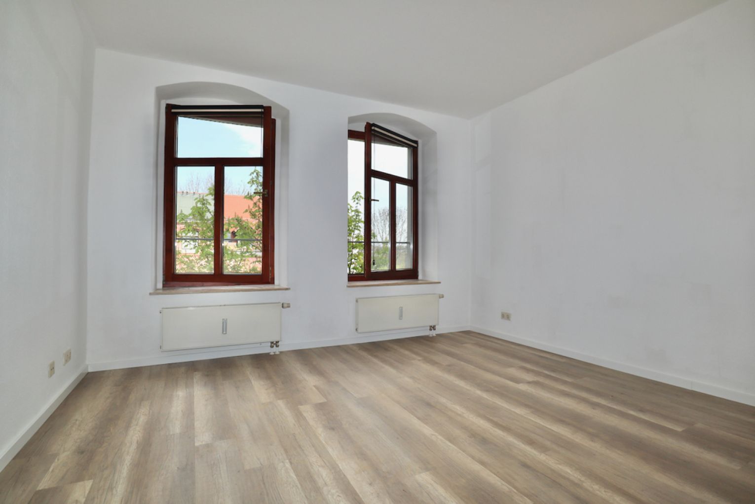 2 Zimmer • NEUES Laminat • Balkon  • Einbauküche • Hilbersdorf • zentral aber ruhig • jetzt mieten