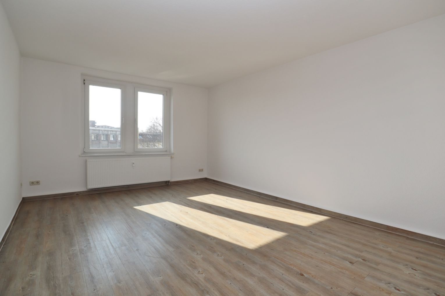 3 Zimmer • Einbauküche • Dachgeschoss • Altchemnitz • 2 moderne Tageslichtbäder • 
jetzt mieten