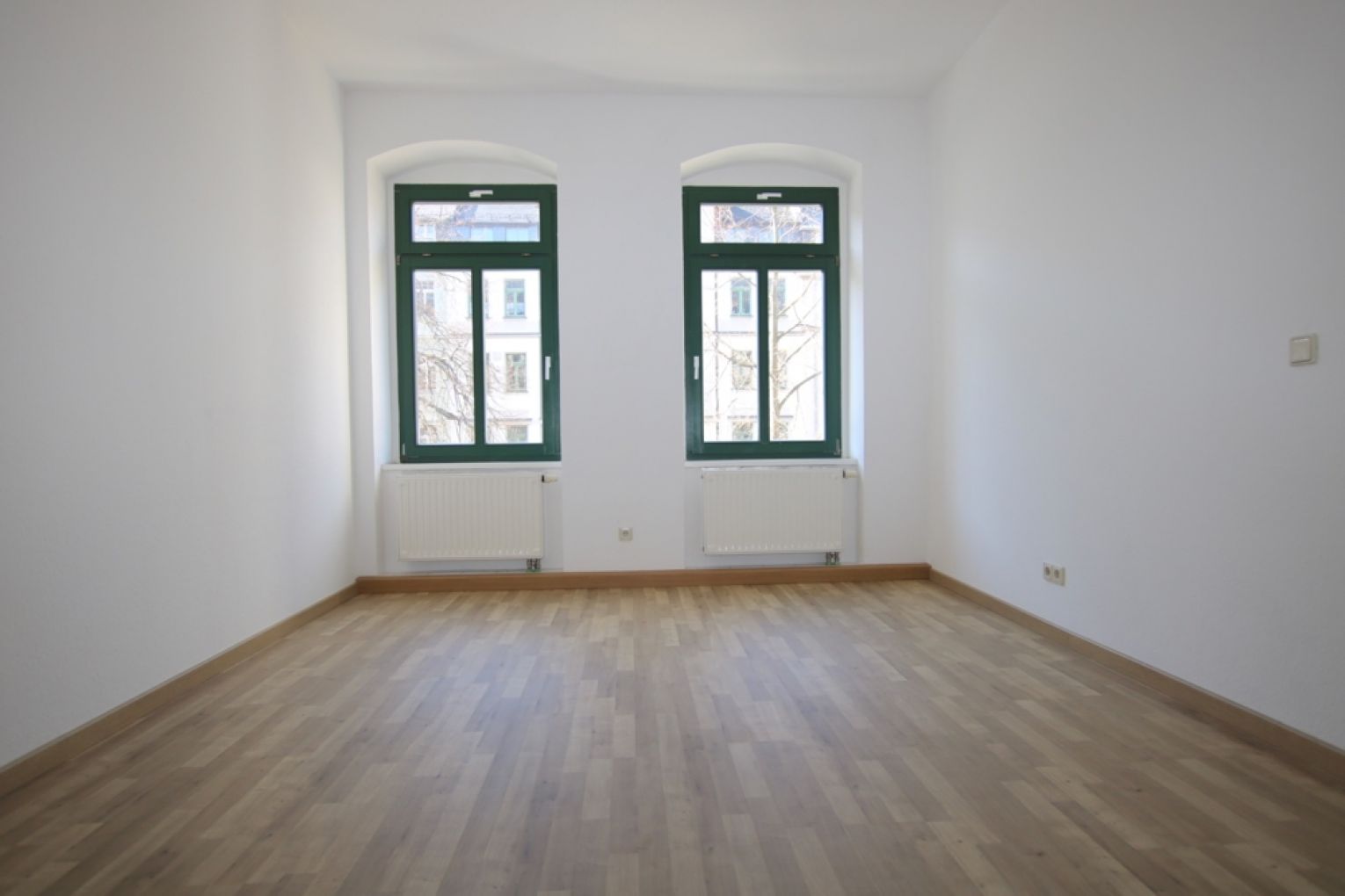 90 qm • Laminat • 3-Zimmer • Essküche • Sonnenbalkon • Lift • Wanne • Abstellraum