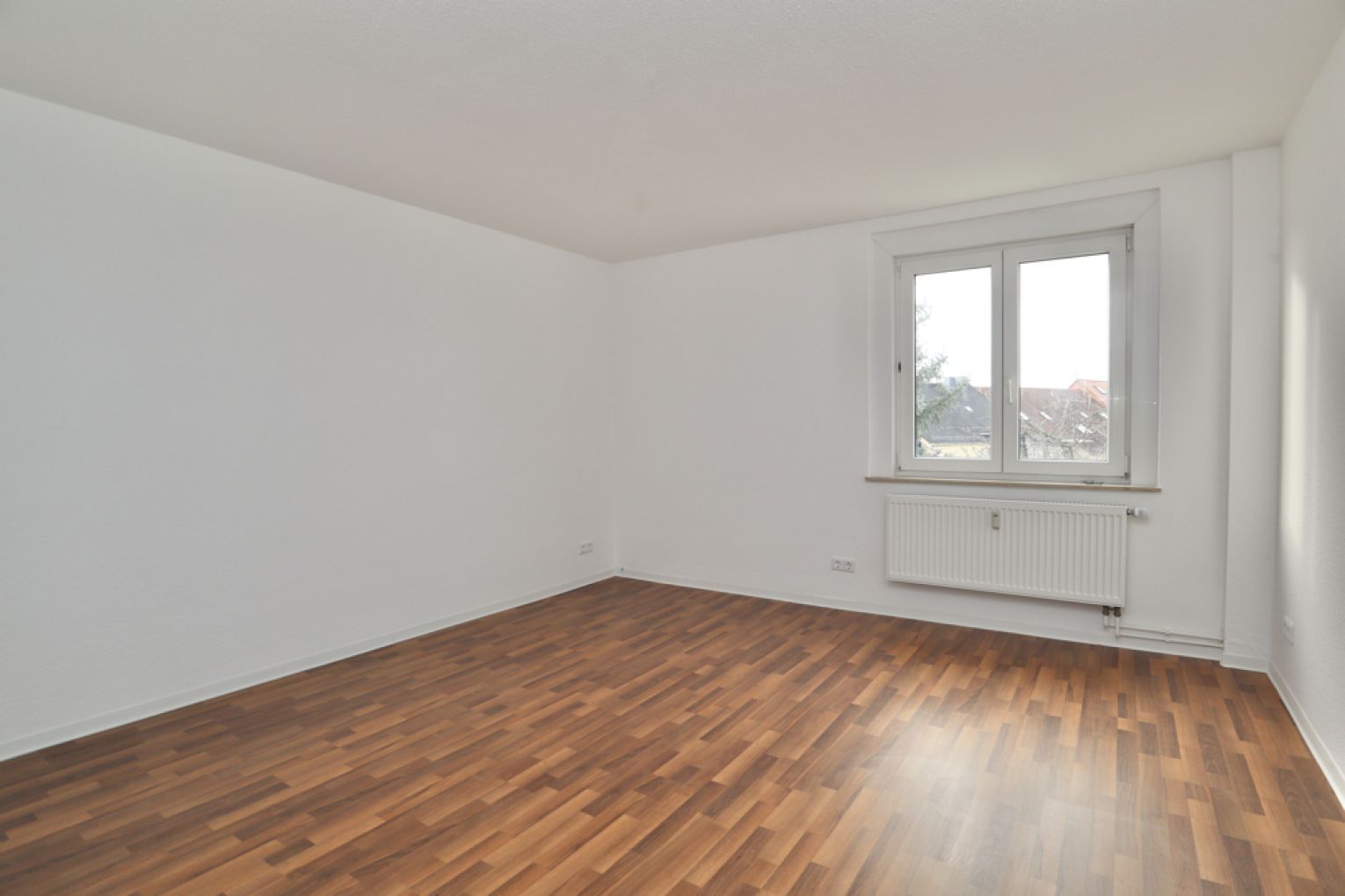 2-Raum Wohnung • Tageslichtbad • Wanne • neu saniert • Ebersdorf • jetzt anrufen