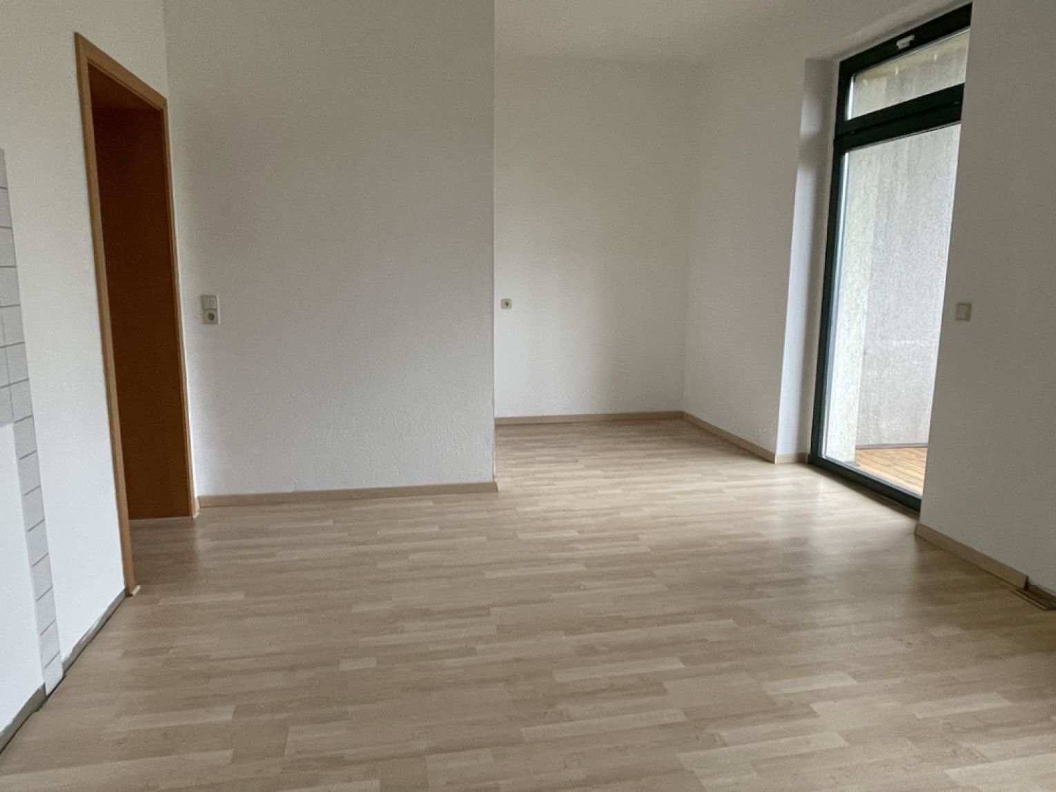 3 Zimmer • Balkon • neues Laminat • Haus mit Aufzug • Bad mit Wanne • Hilbersdorf