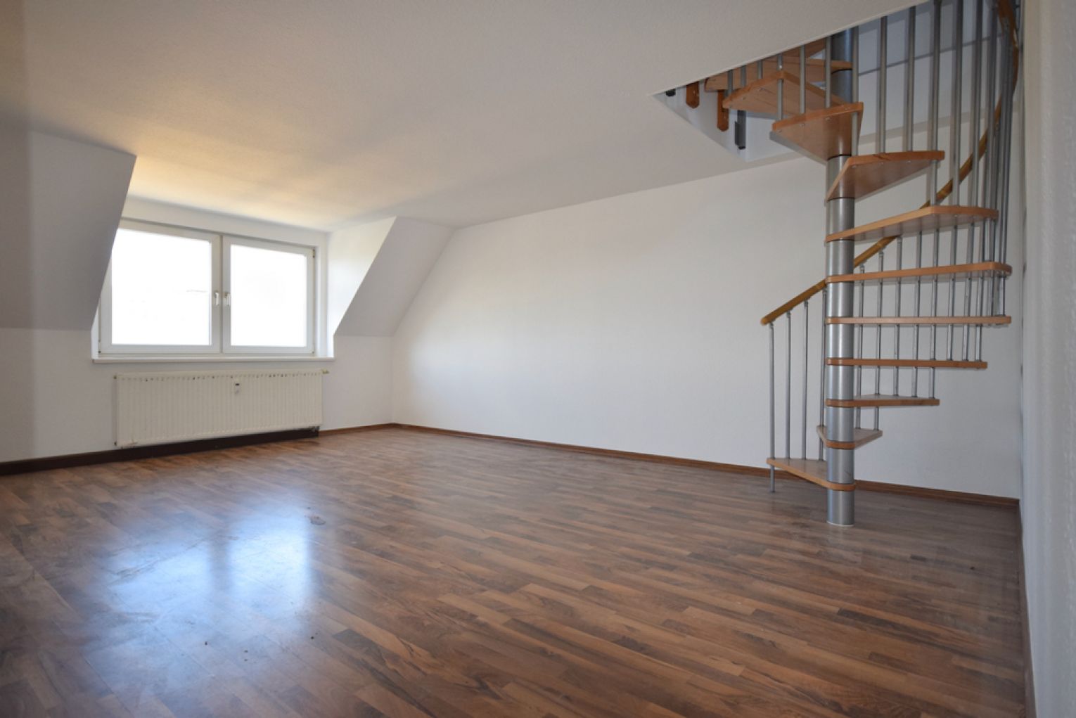 Limbach-Oberfrohna • Dachgeschoss • Maisonette • Südbalkon • 3-Zimmer • Bad mit Wanne • Zentrum