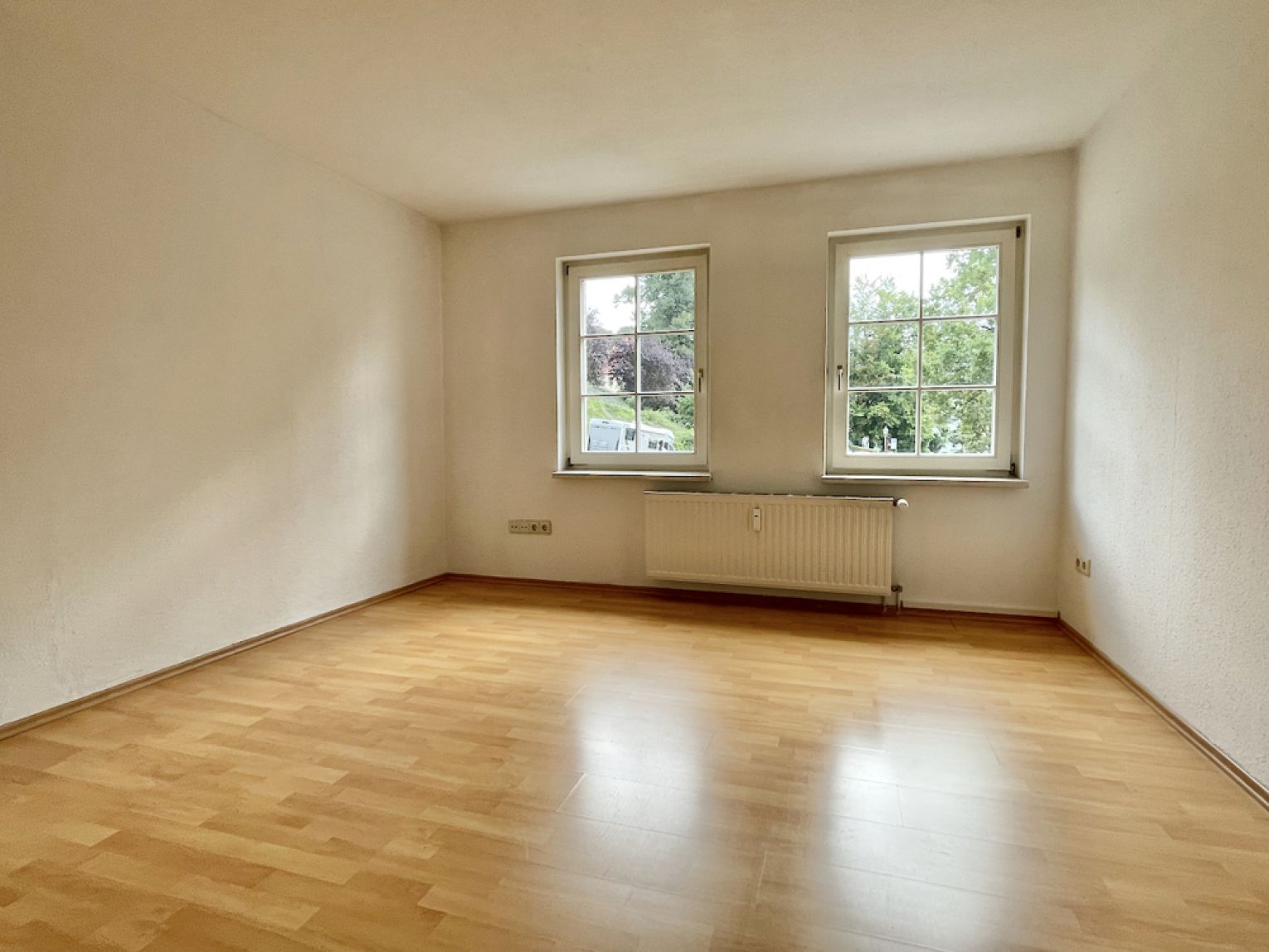 ruhige Lage • Bad mit Wanne • Laminat • moderne offene Küche • 2-Zimmer • zentrumsnah • Besichtigen?