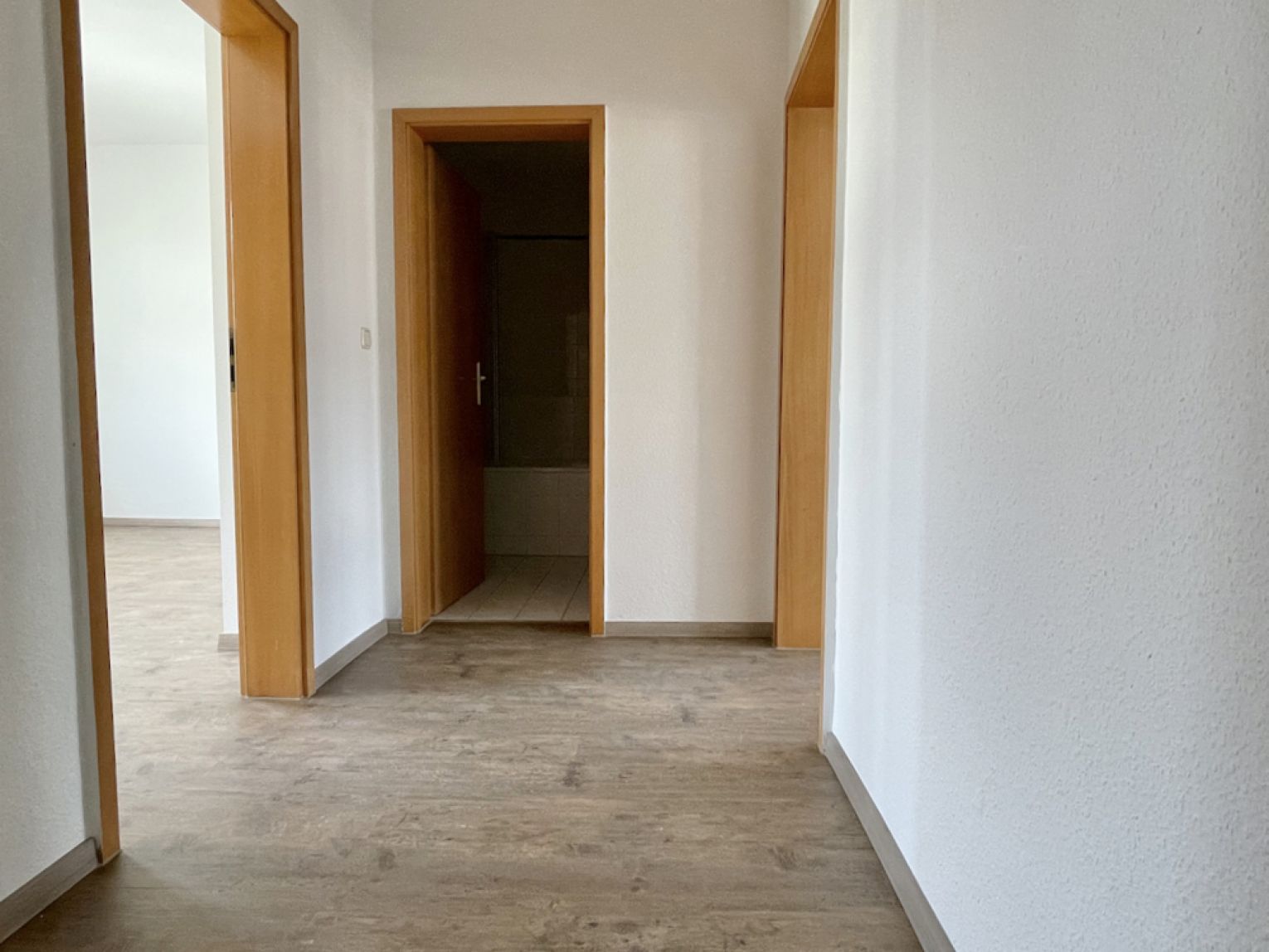 2-Raum • modernes Laminat • Bad mit Wanne • Haus mit Aufzug • Stellplatz • Küche ohne Fenster