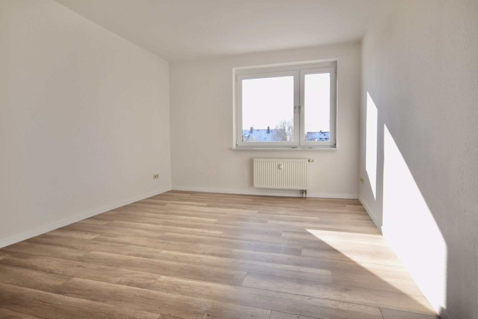 3-Zimmer • neu renoviert • Balkon • Tageslichtbad mit Wanne • Laminat • gedämmte Fassade • TOP!