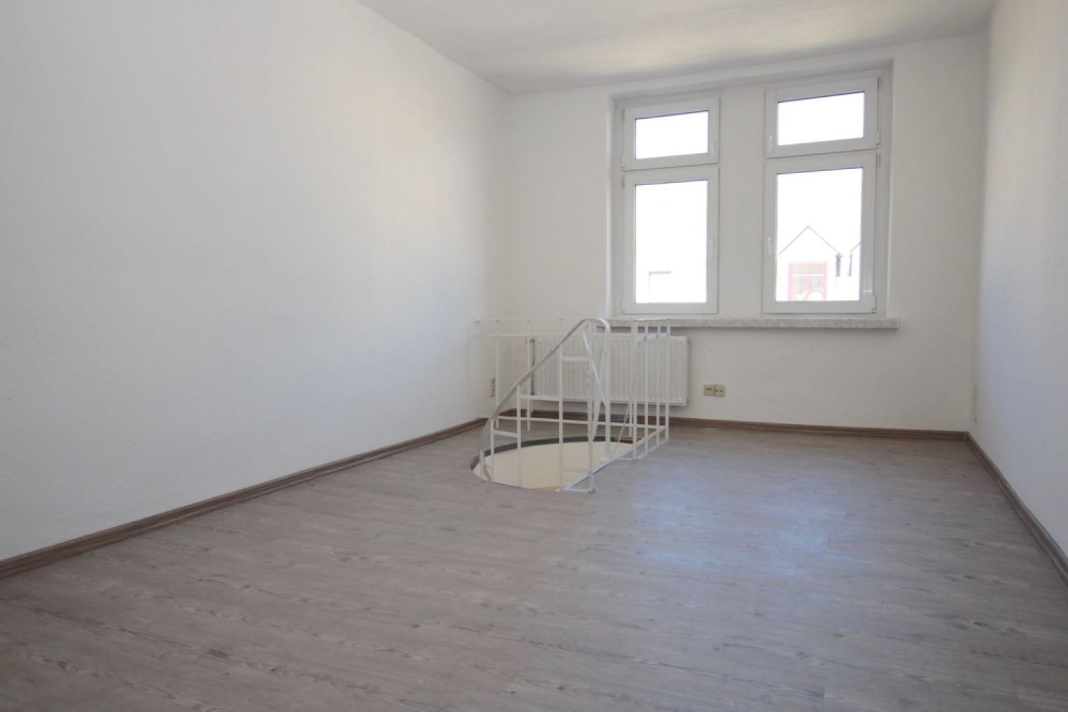 Jetzt mieten • 4-Raum-Maisonette-Wohnung • 2 Bäder • Balkon • neues Laminat • in Chemnitz