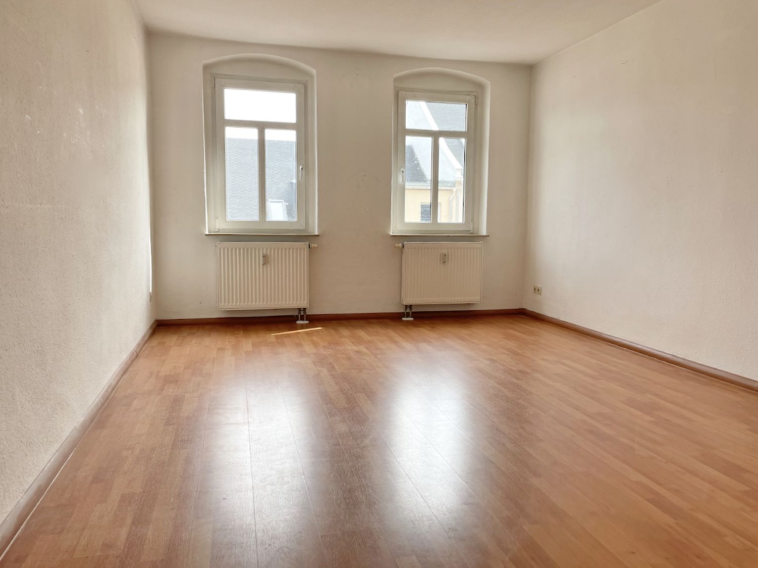 3 Zimmer • Balkon • Einbauküche • Bad mit Fenster und Wanne • Dachgeschoss • Laminat • mit Balken