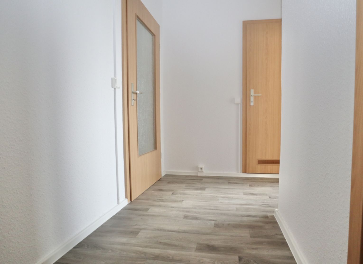 Hutholz • 3-Raum Wohnung • Balkon • neuer Fußboden • Einbauküche • Stellplatz • zur Miete