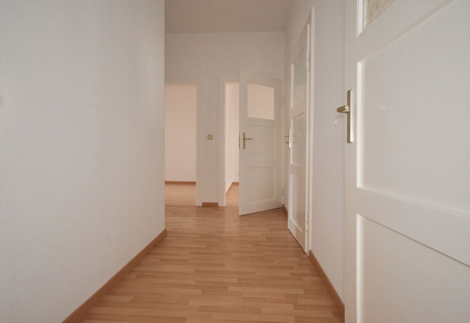 3-Zimmer Wohnung • Laminat • Tageslichtbad mit Wanne • Erdgesschoss • Kaßberg • Termin vereinbaren!